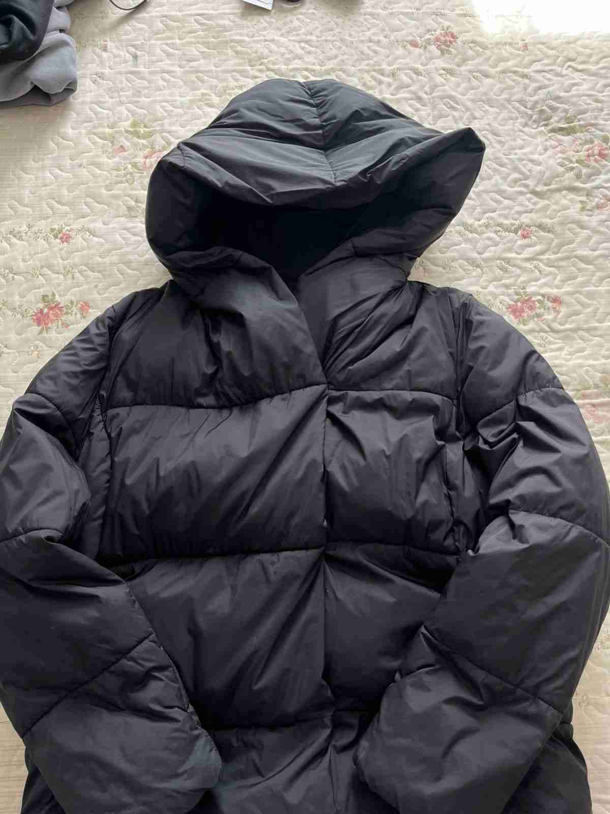 Parka negra gruesa con capucha - miniatura 1