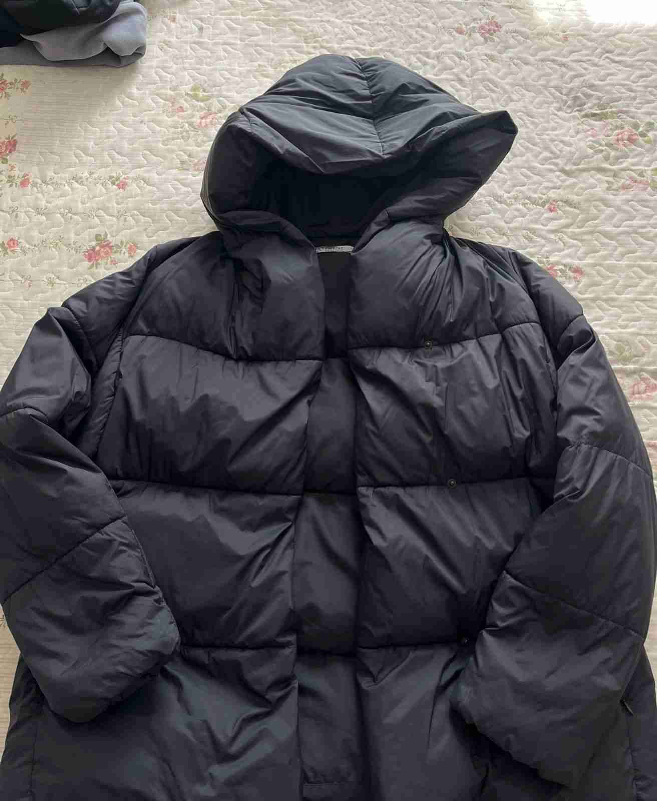 Parka negra gruesa con capucha - miniatura 2