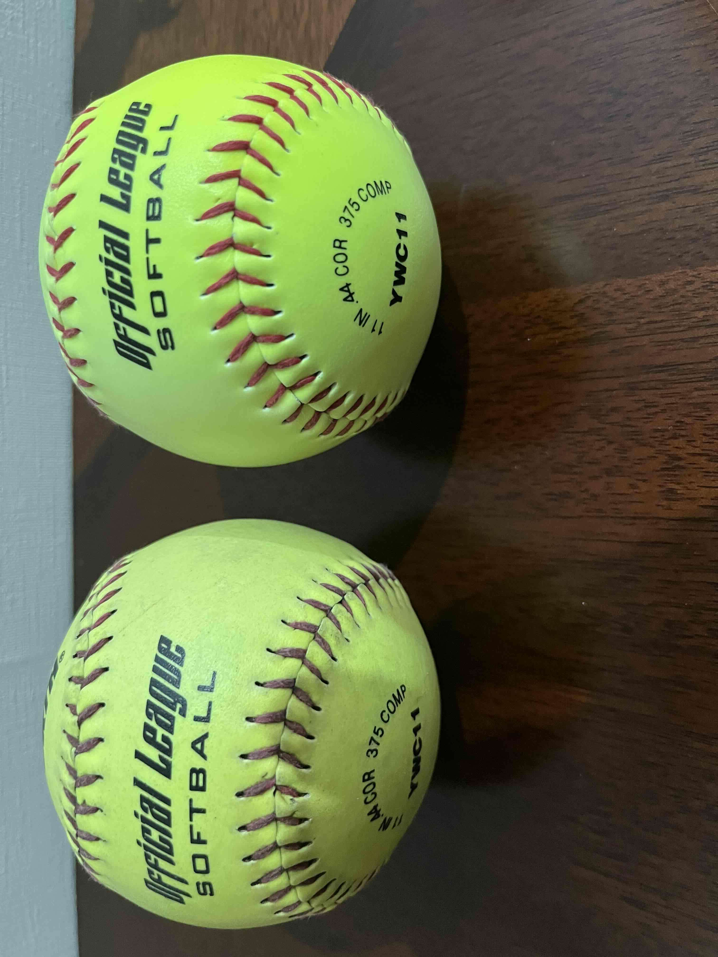 Pelotas de softball Oficiales - miniatura 1