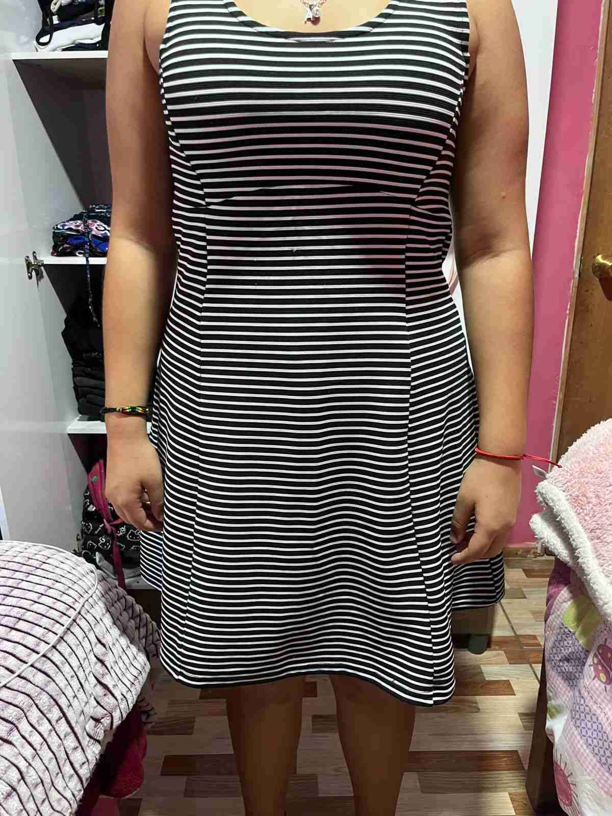 Vestido de rayas blanco y negro - miniatura 1