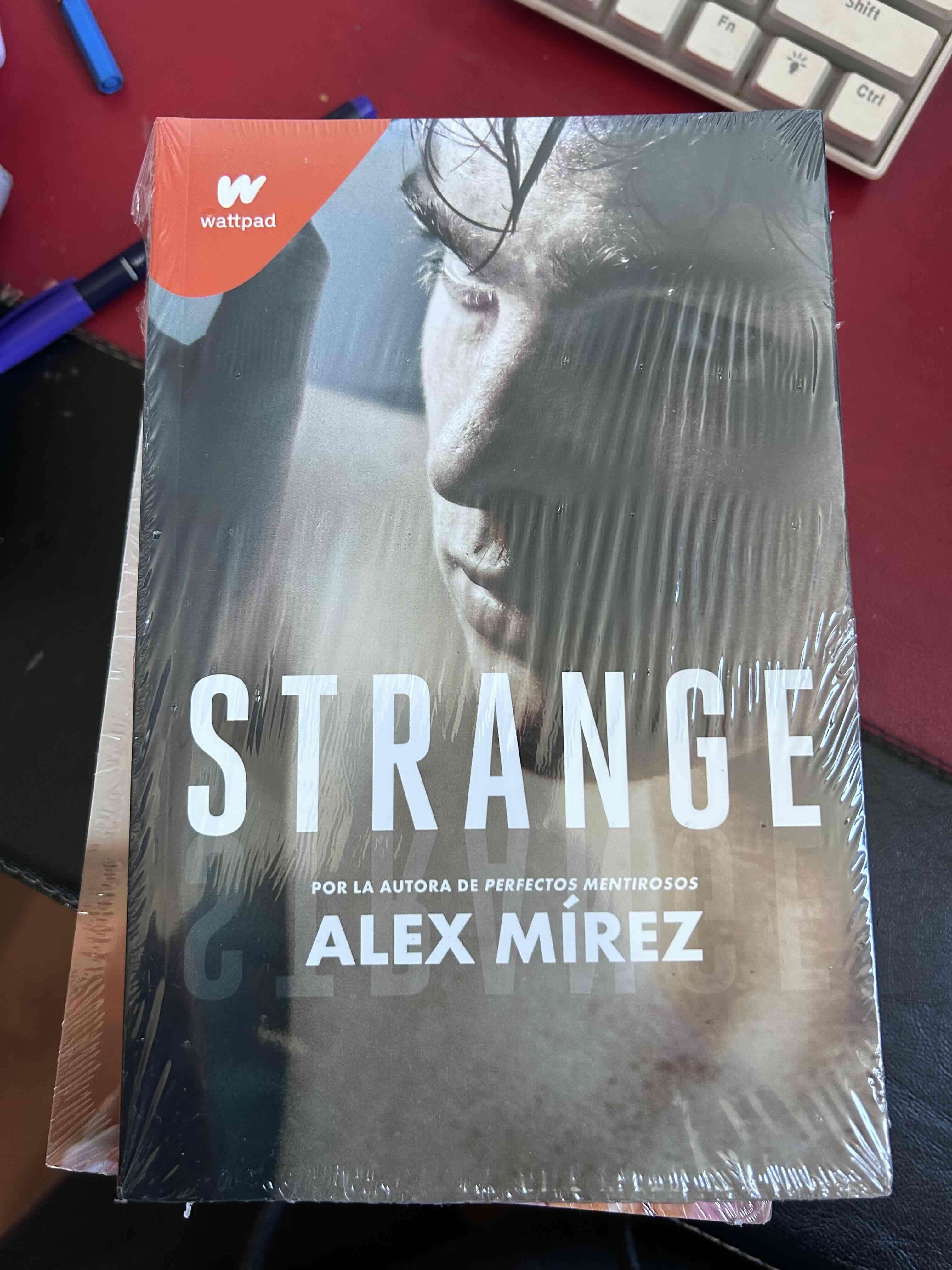 Libro 'Strange' de Alex Mírez