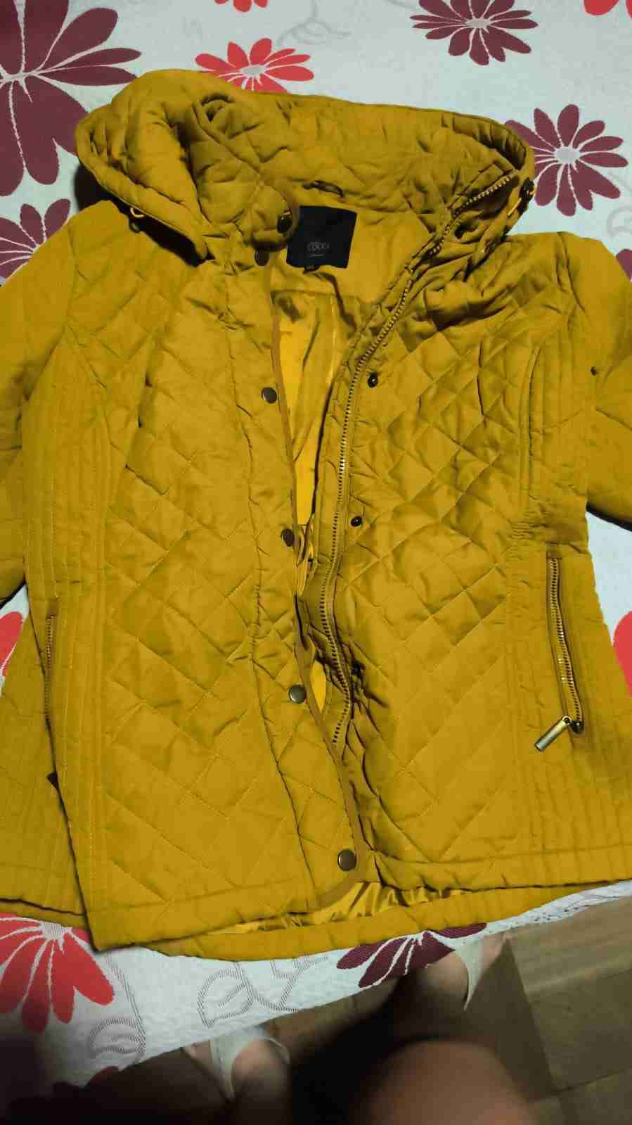 Parka amarilla acolchada