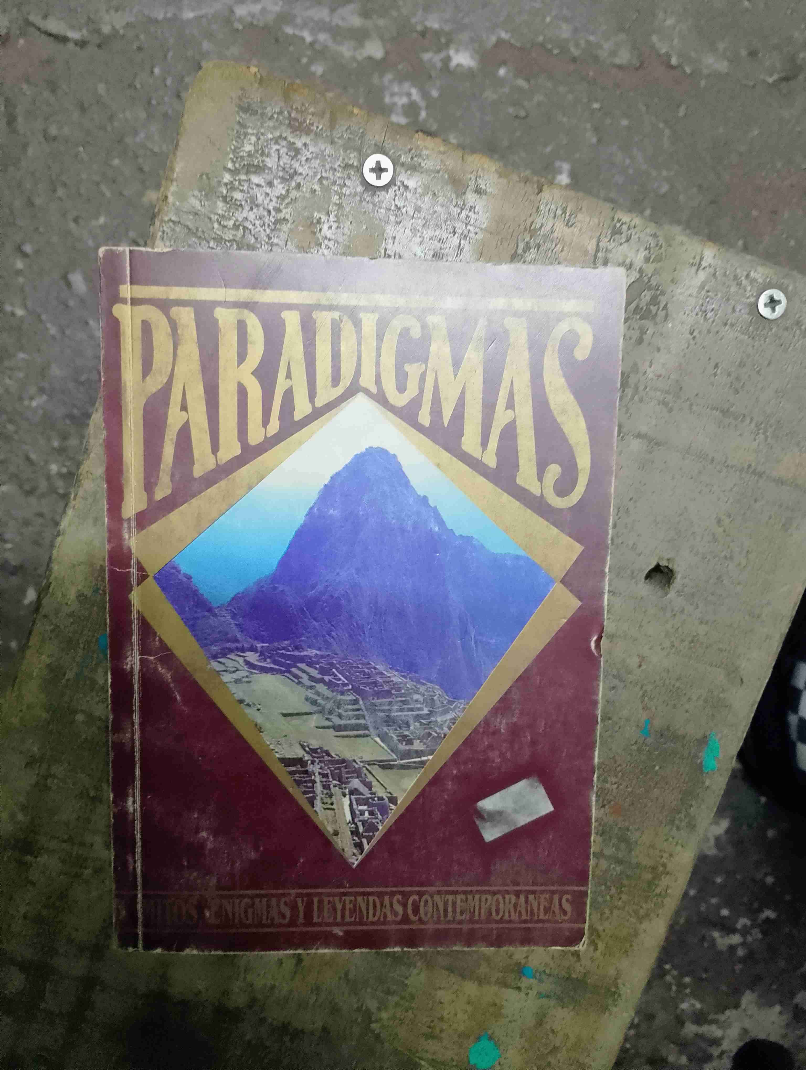 Libro Paradigmas Enigmas y Leyendas - miniatura 1