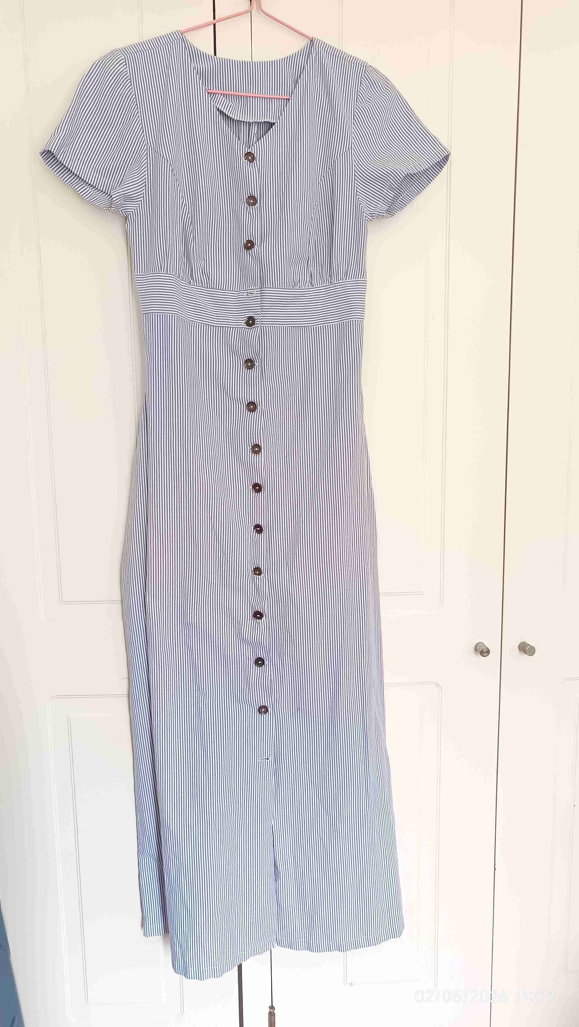 Vestido de rayas azul con botones