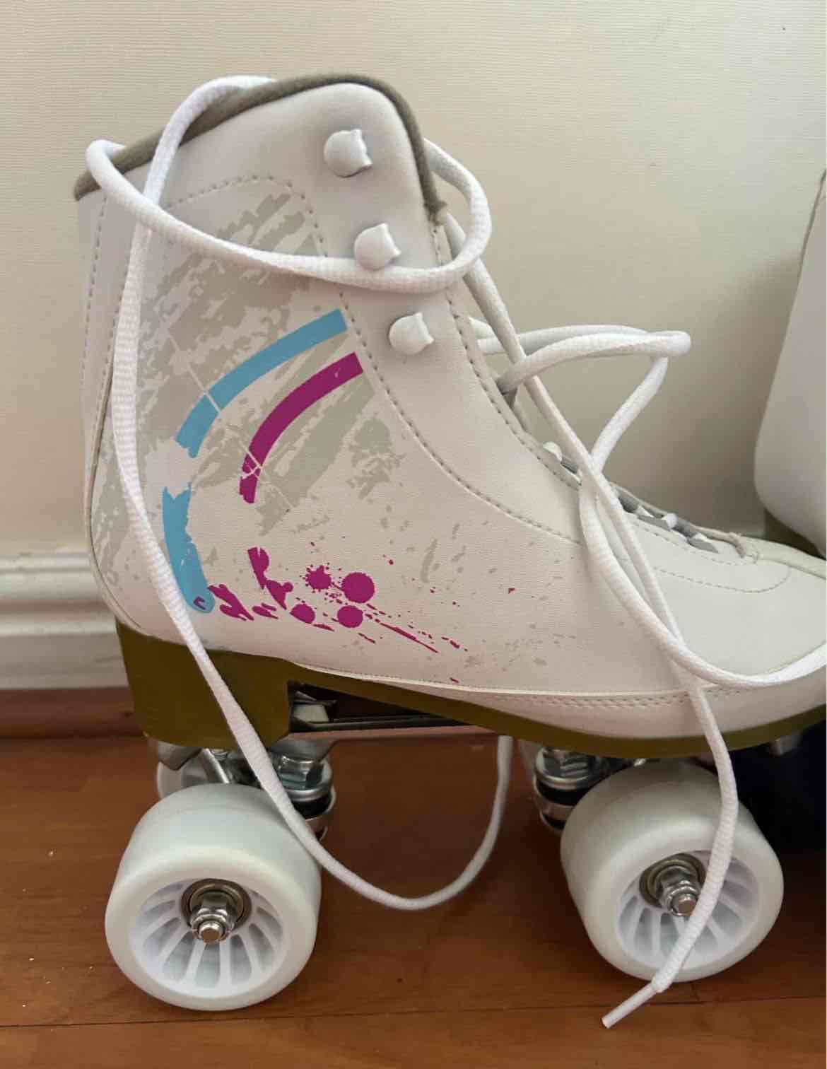 Patines de 4 ruedas blancos nuevos - miniatura 1