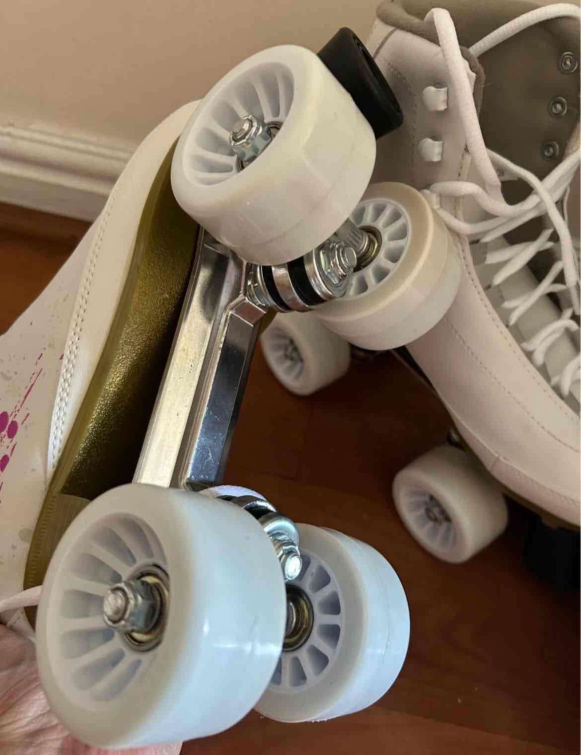 Patines de 4 ruedas blancos nuevos - miniatura 2