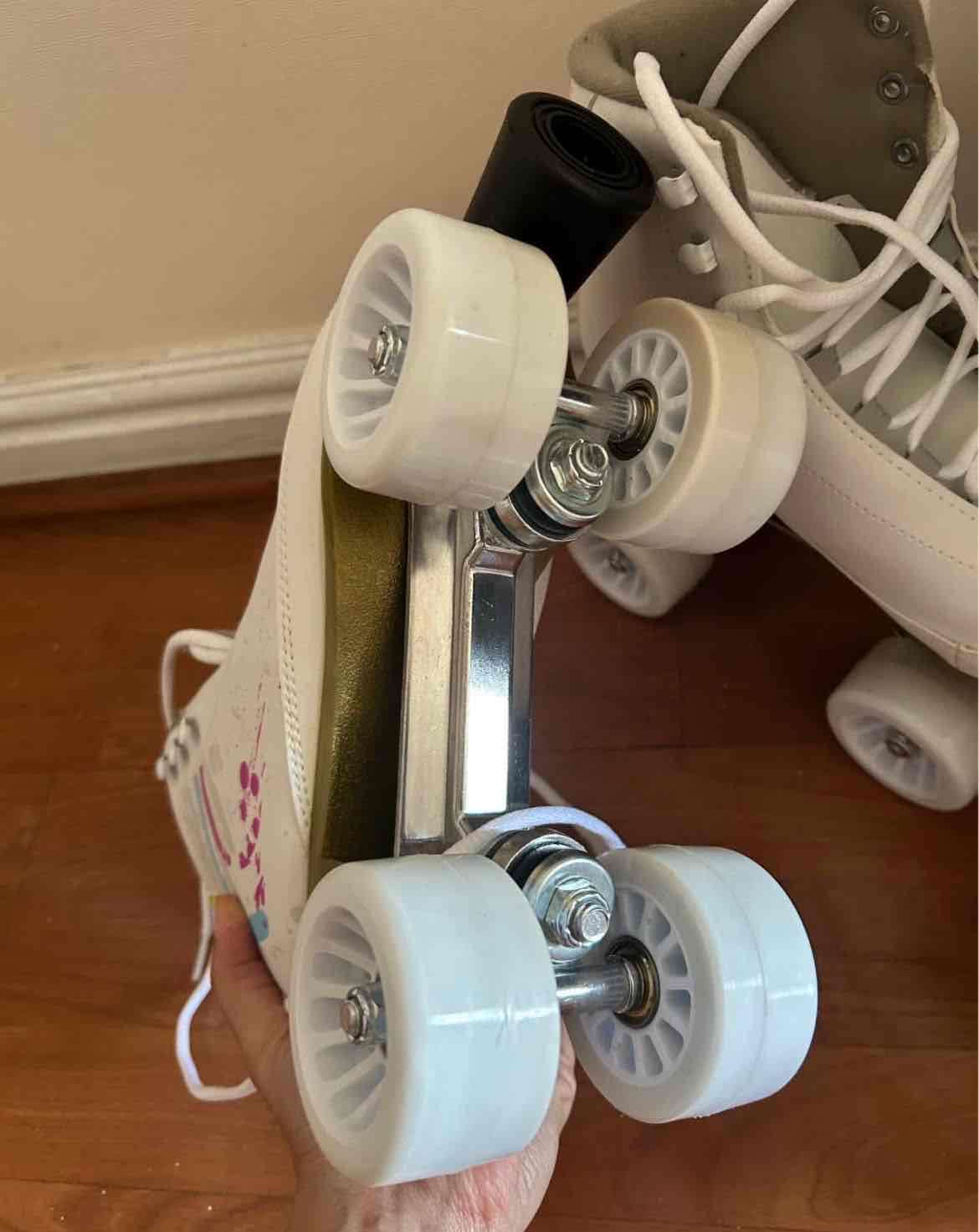 Patines de 4 ruedas blancos nuevos - miniatura 3