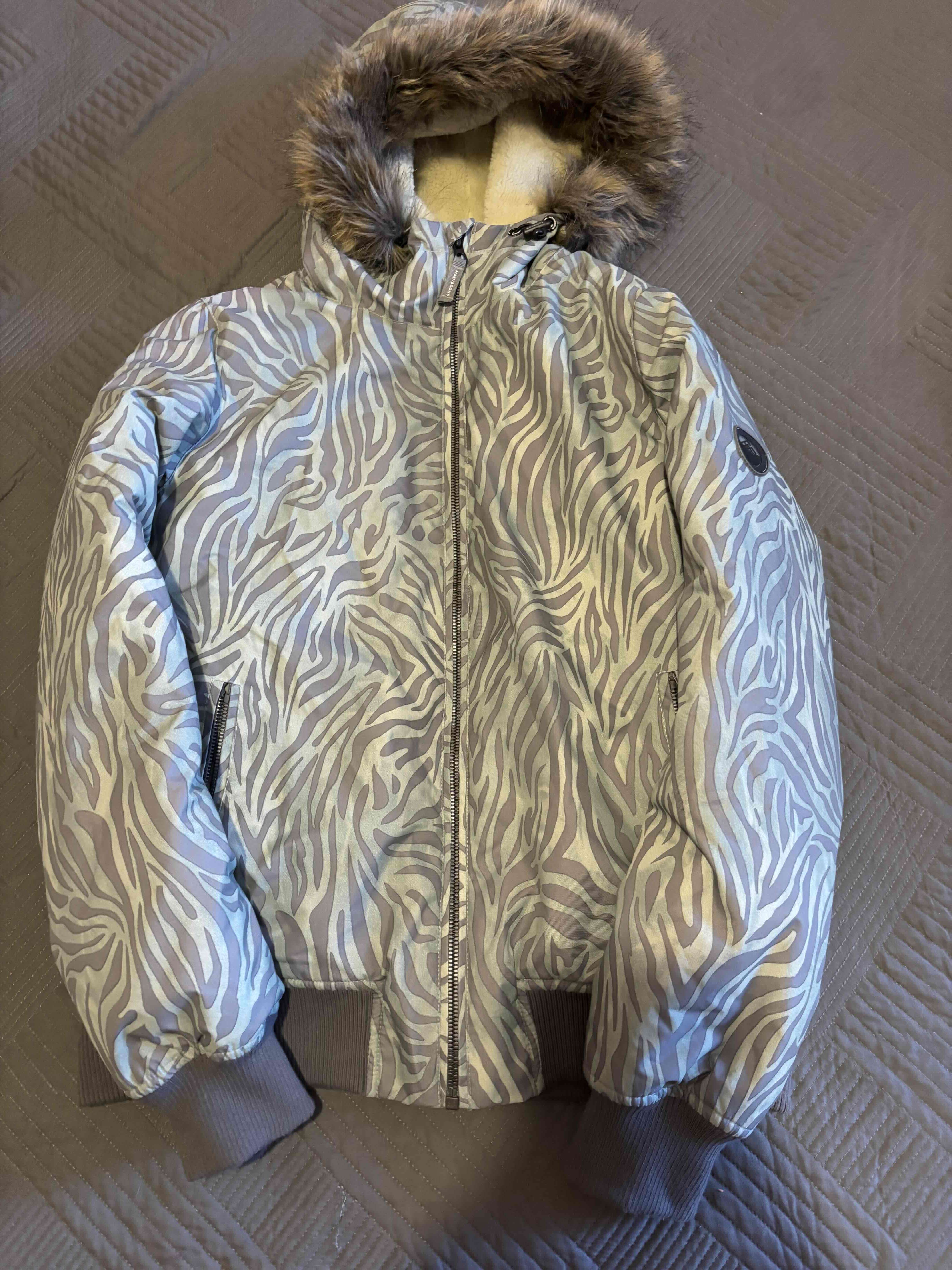 Chaqueta con capucha y diseño animal print