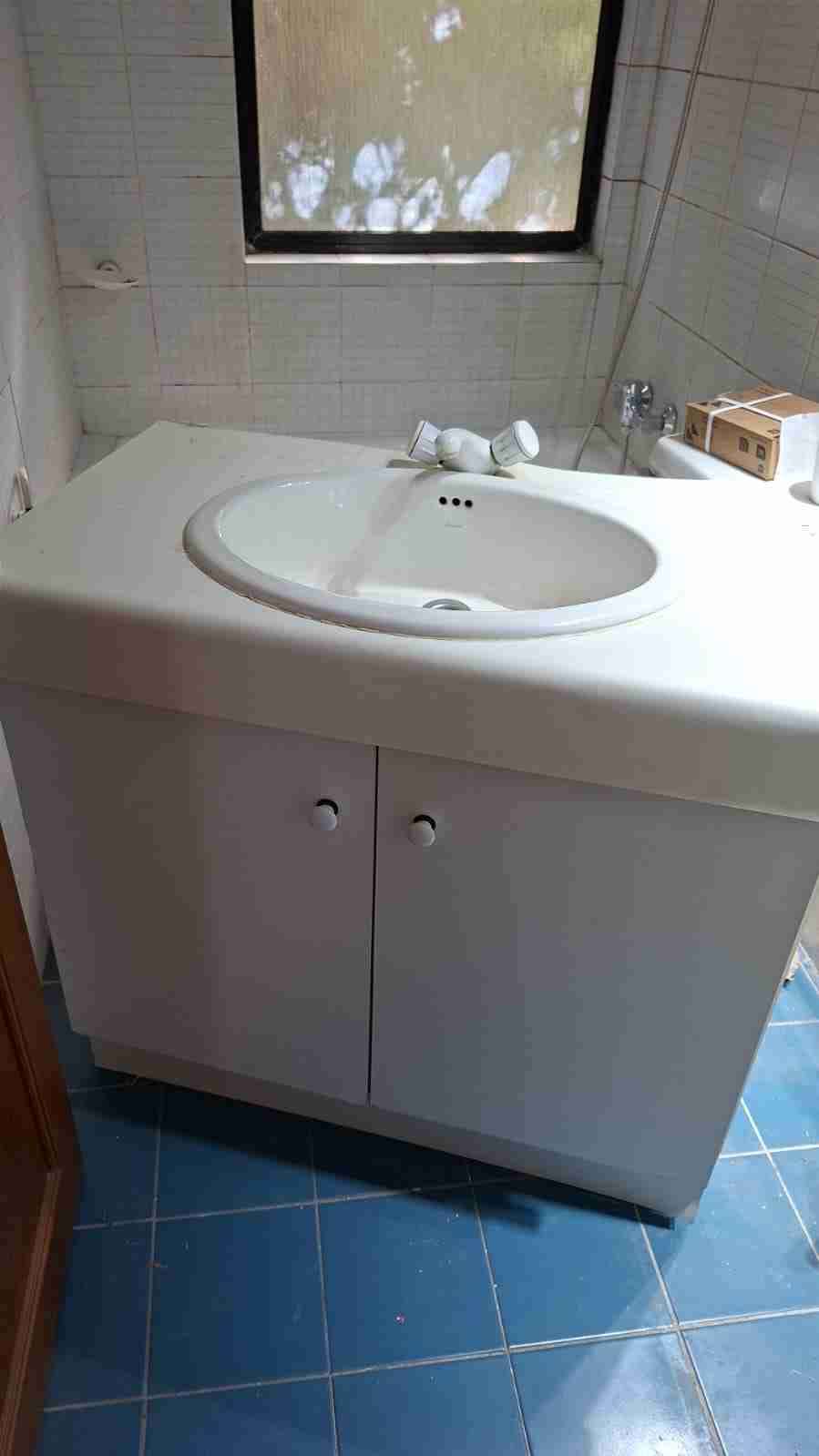 Lavamanos con mueble blanco - miniatura 1