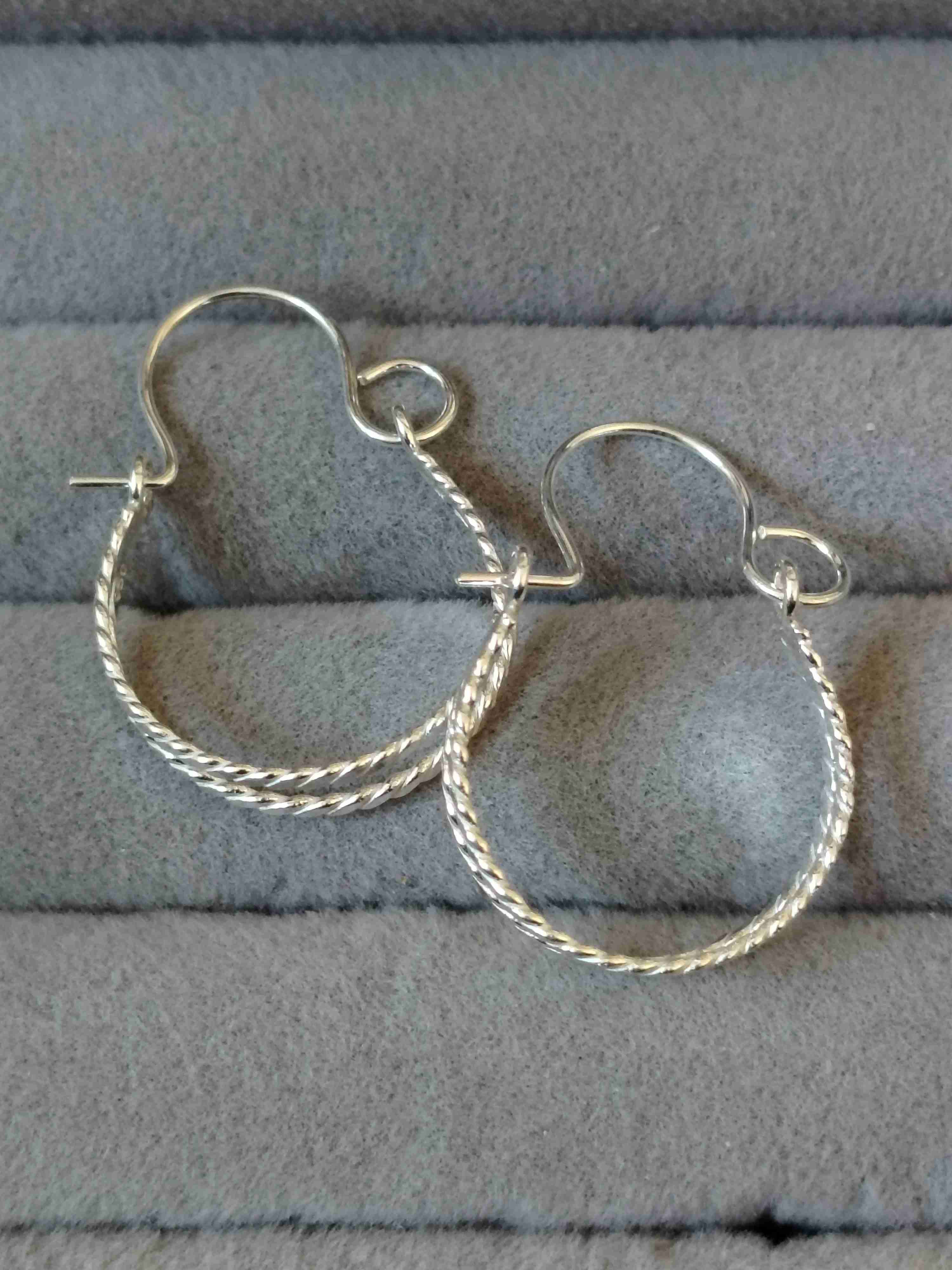 Aros de plata con diseño trenzado
