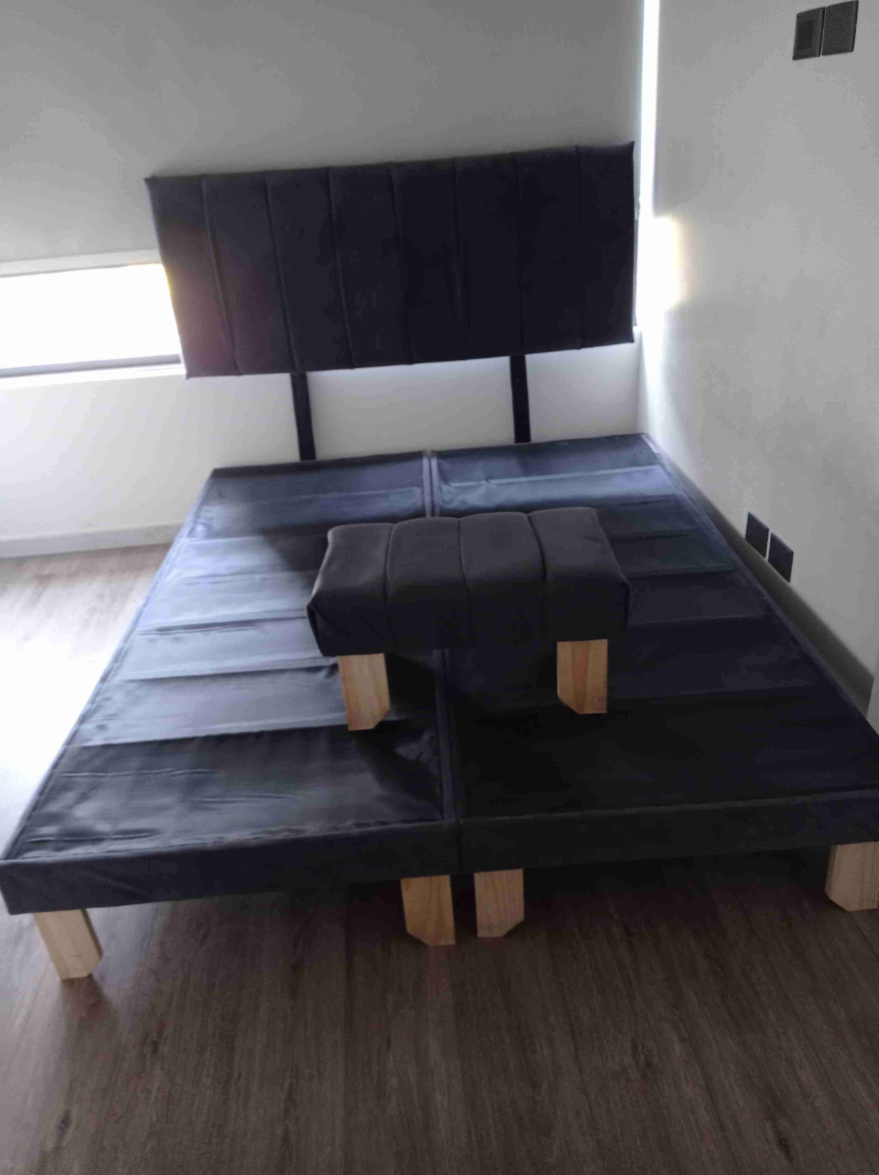 Cama con respaldo tapizado negro - miniatura 1