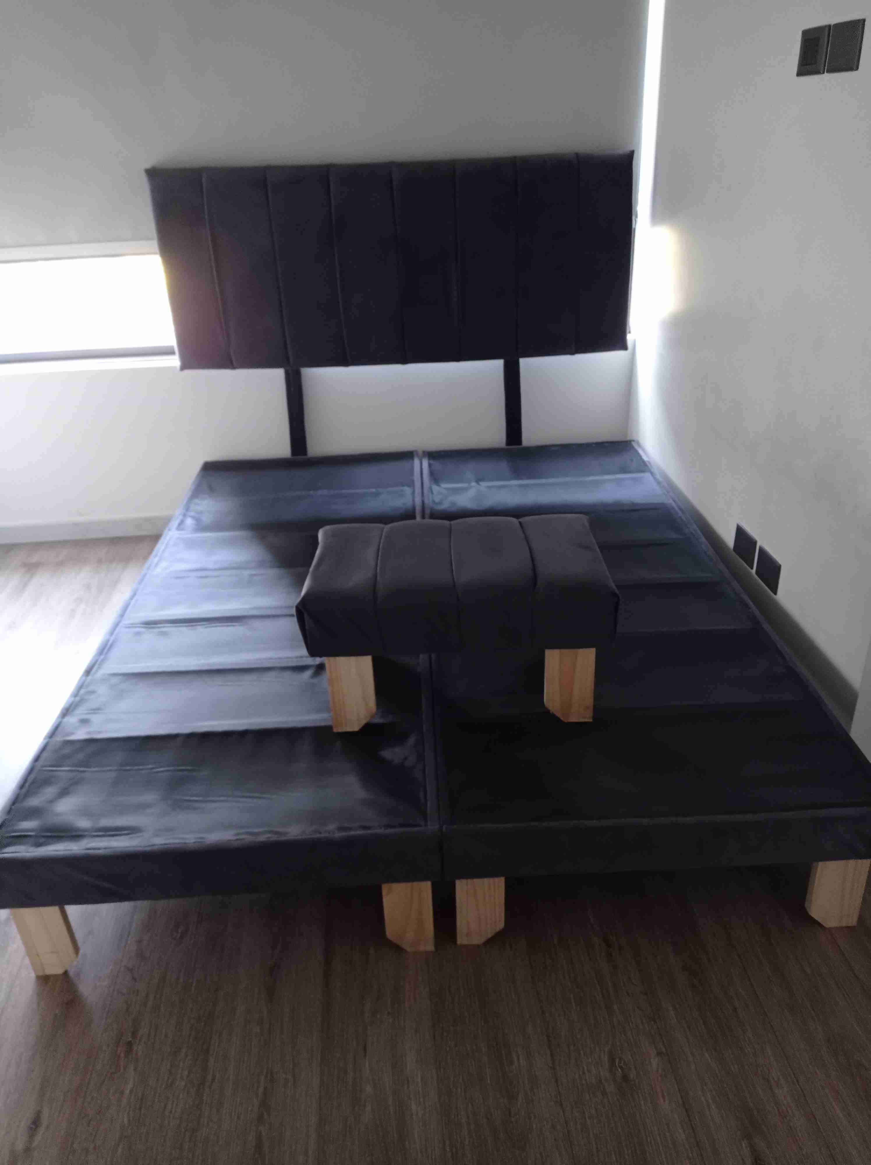 Cama con respaldo tapizado negro - miniatura 2