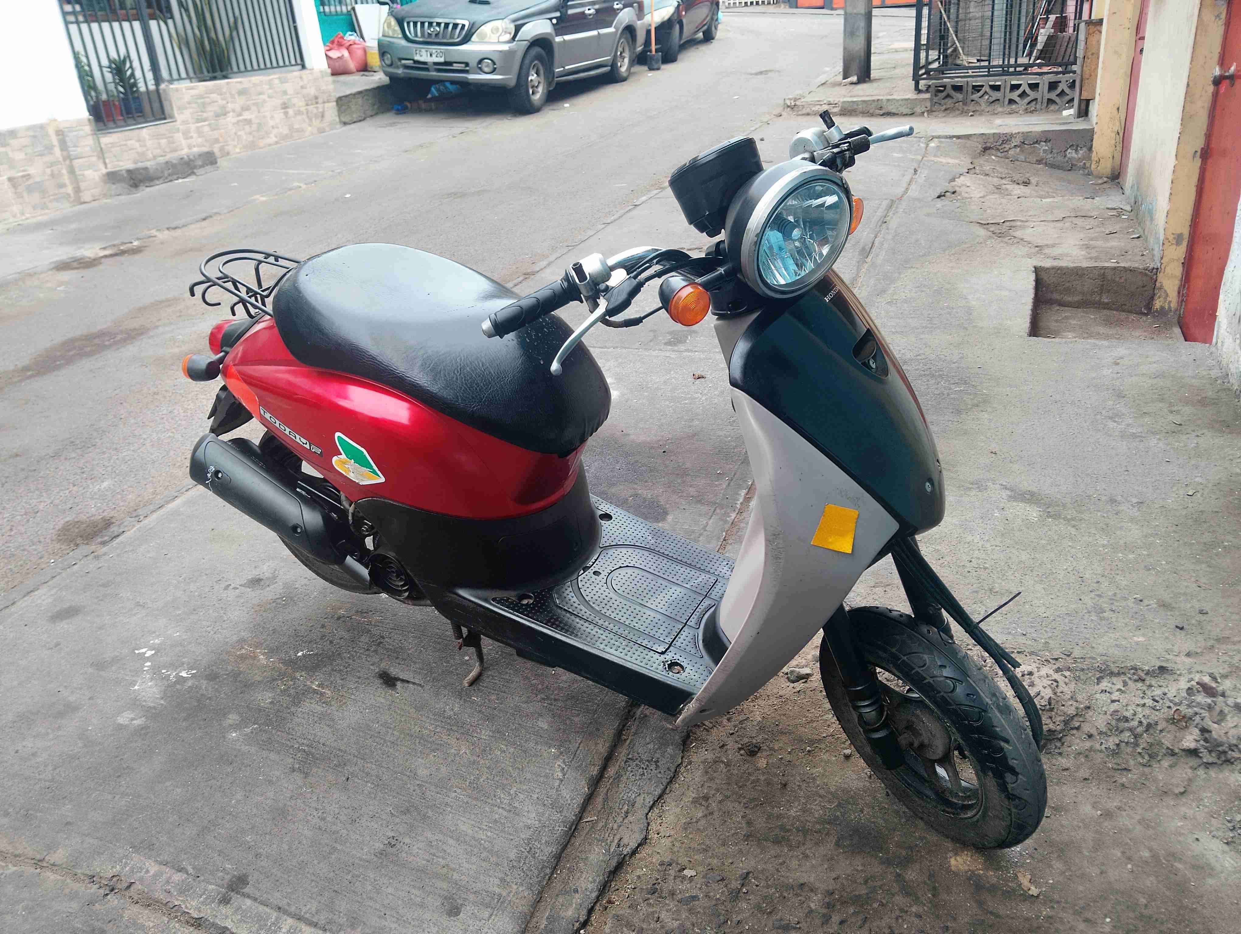Scooter roja Honda Today 50cc - miniatura 3