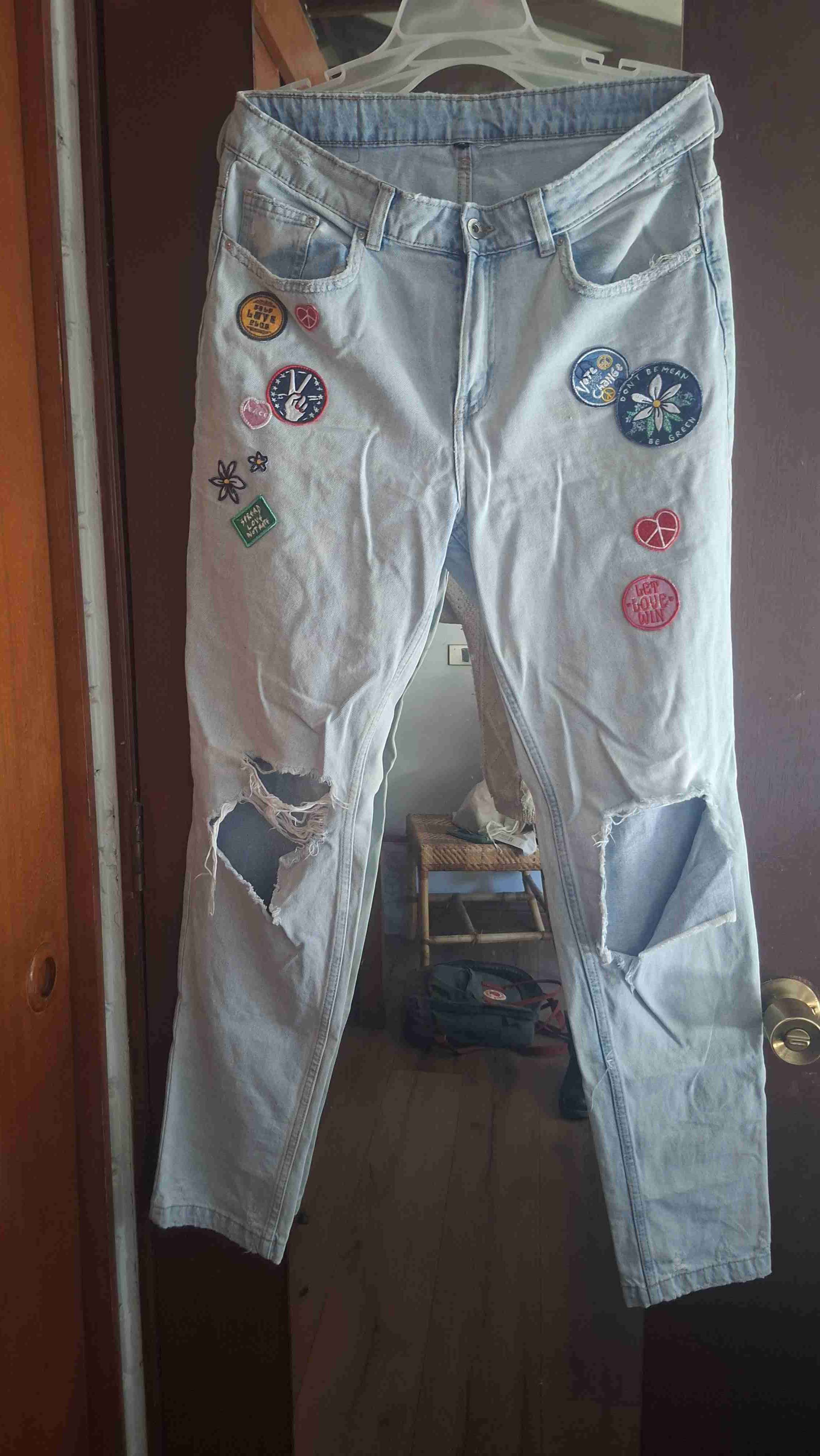 Jeans claros con parches - miniatura 1