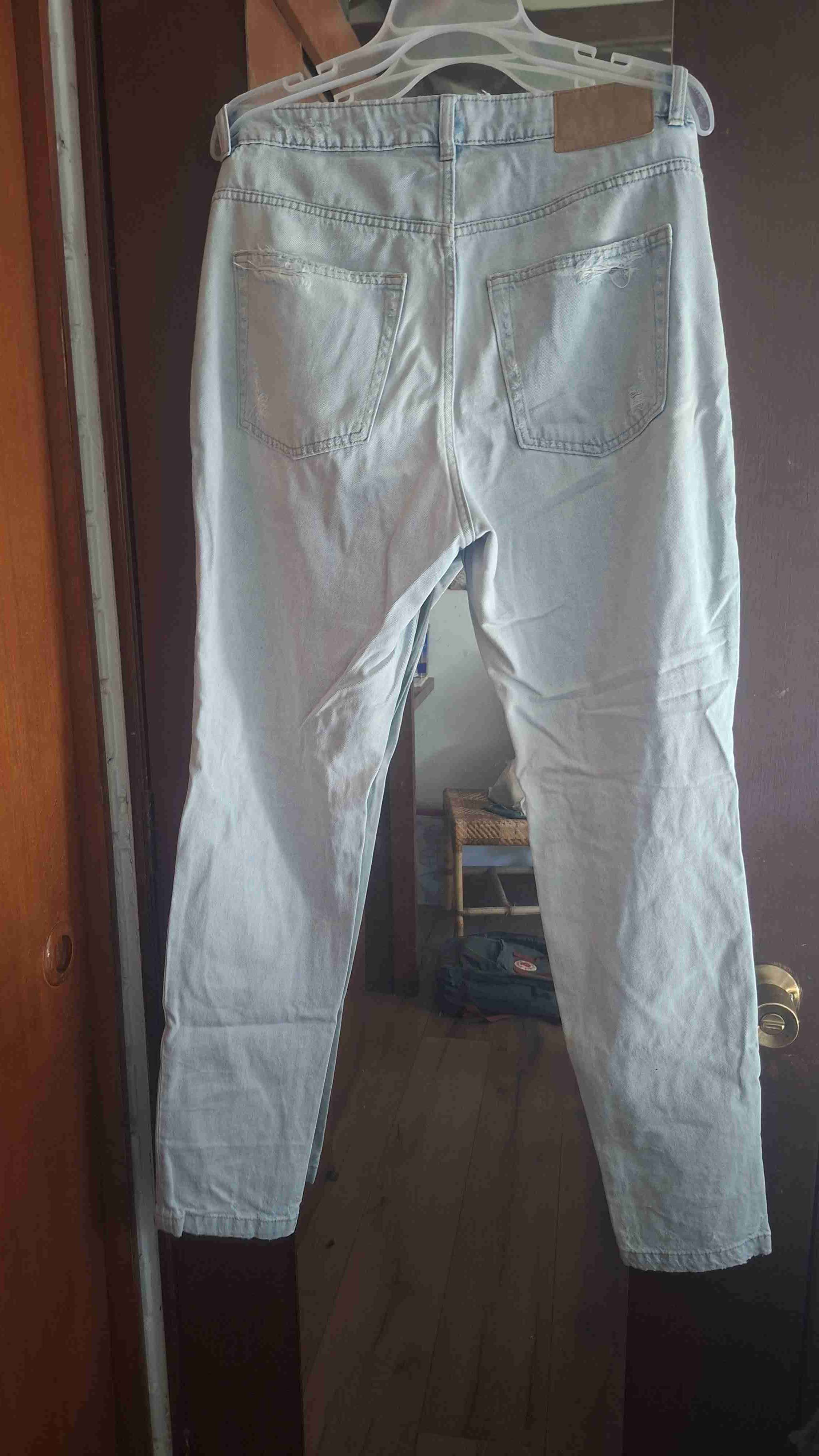 Jeans claros con parches - miniatura 2