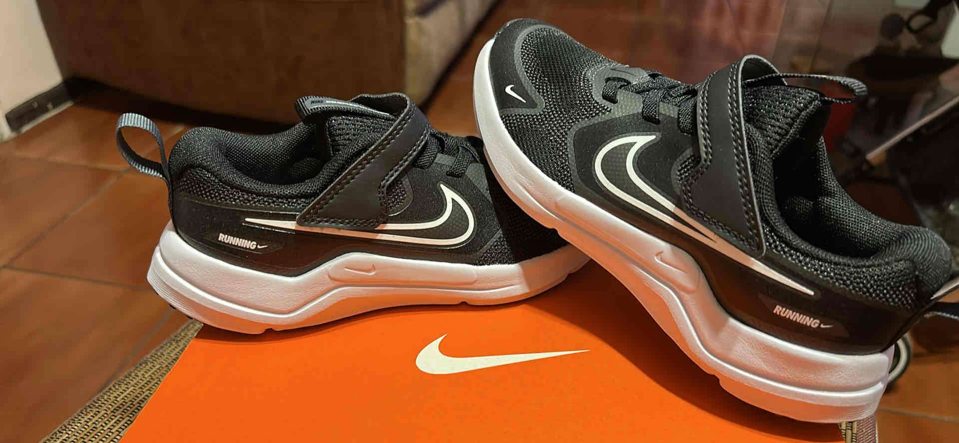 Zapatillas negras Nike running Niño - miniatura 1