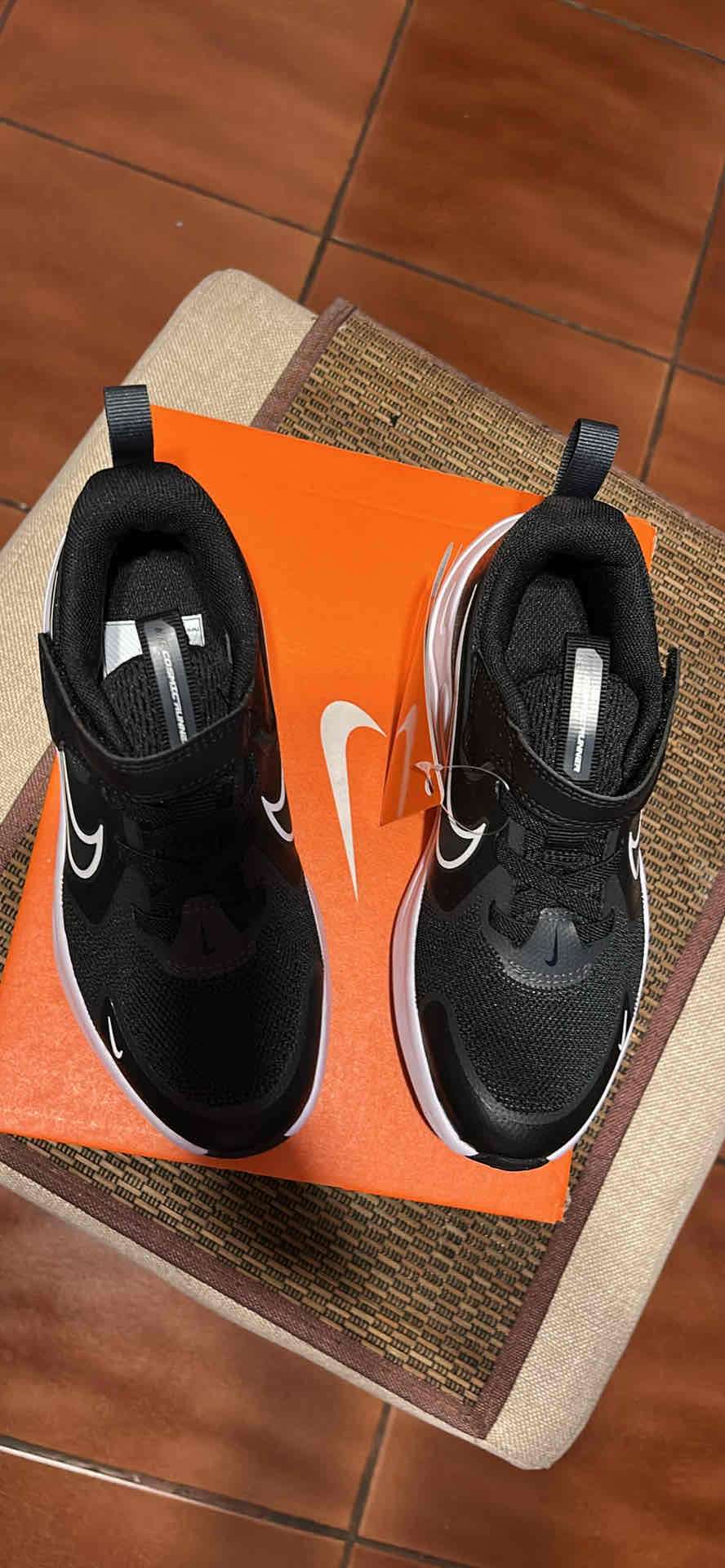 Zapatillas negras Nike running Niño - miniatura 2