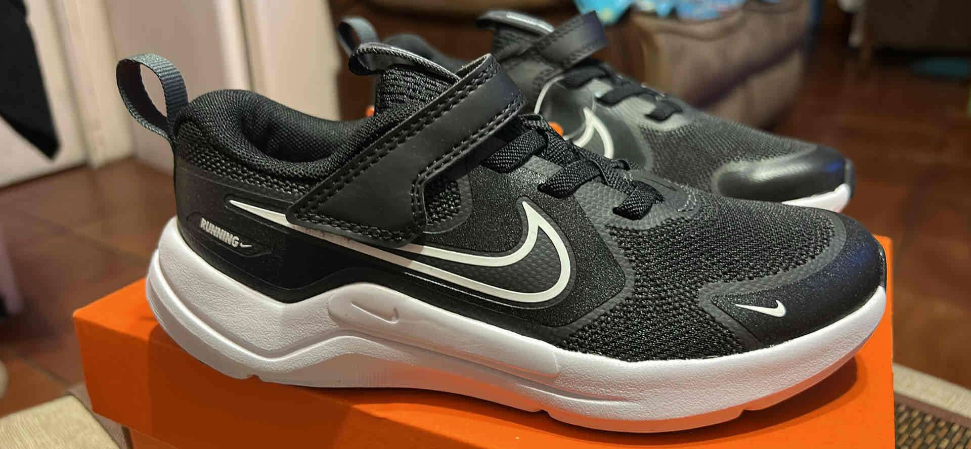 Zapatillas negras Nike running Niño - miniatura 3