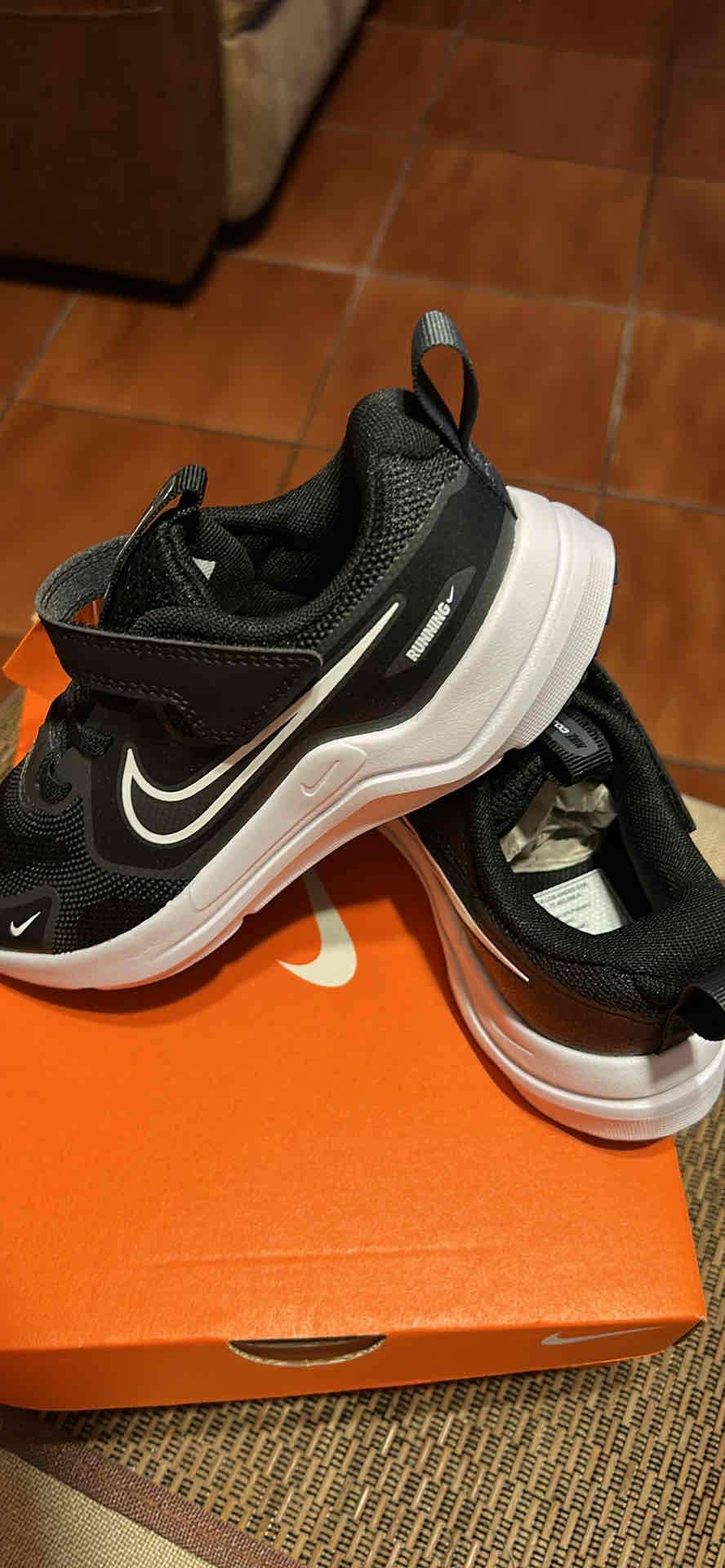 Zapatillas negras Nike running Niño - miniatura 5