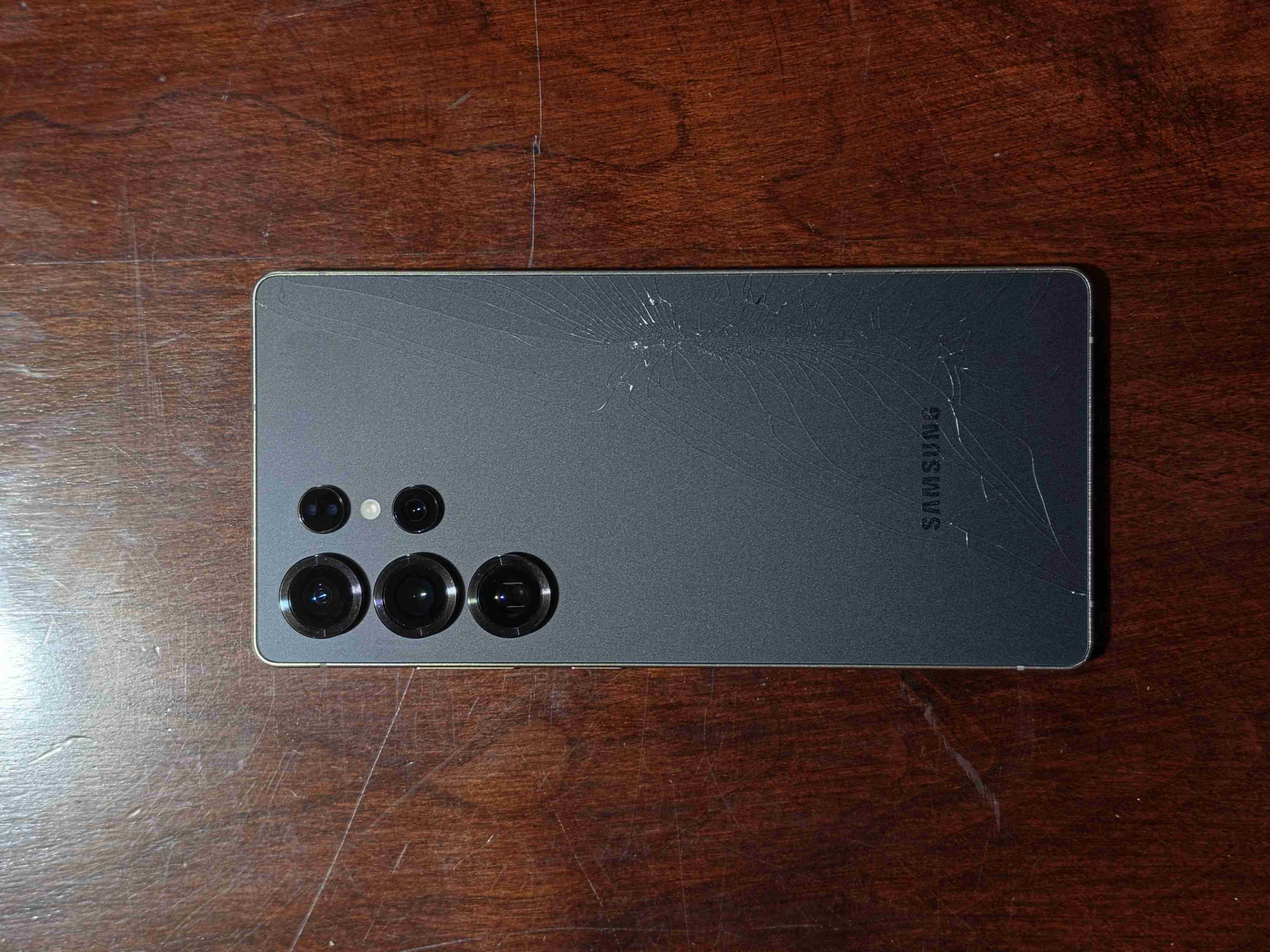 Samsung Galaxy con pantalla agrietada - miniatura 1