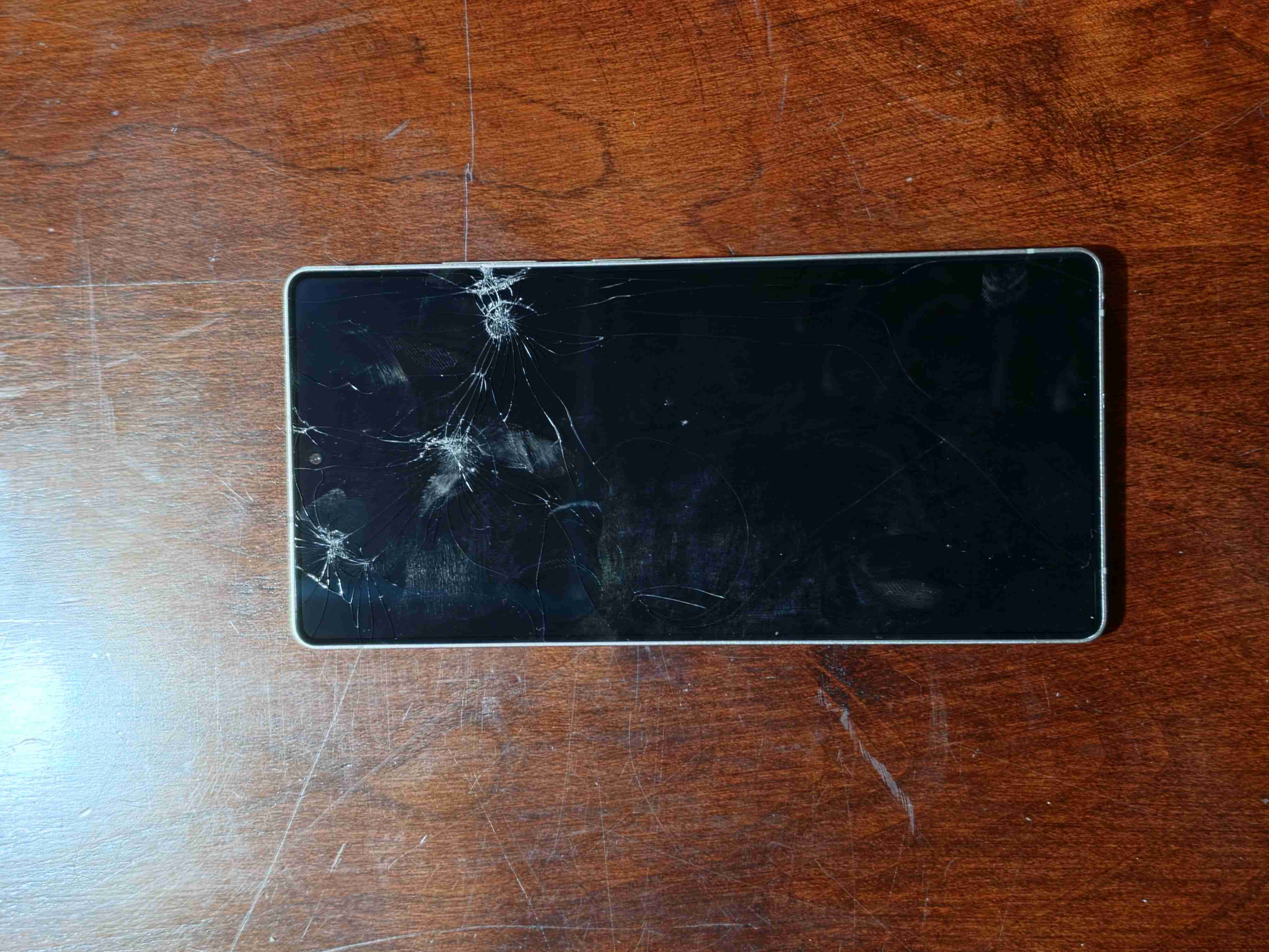 Samsung Galaxy con pantalla agrietada - miniatura 2