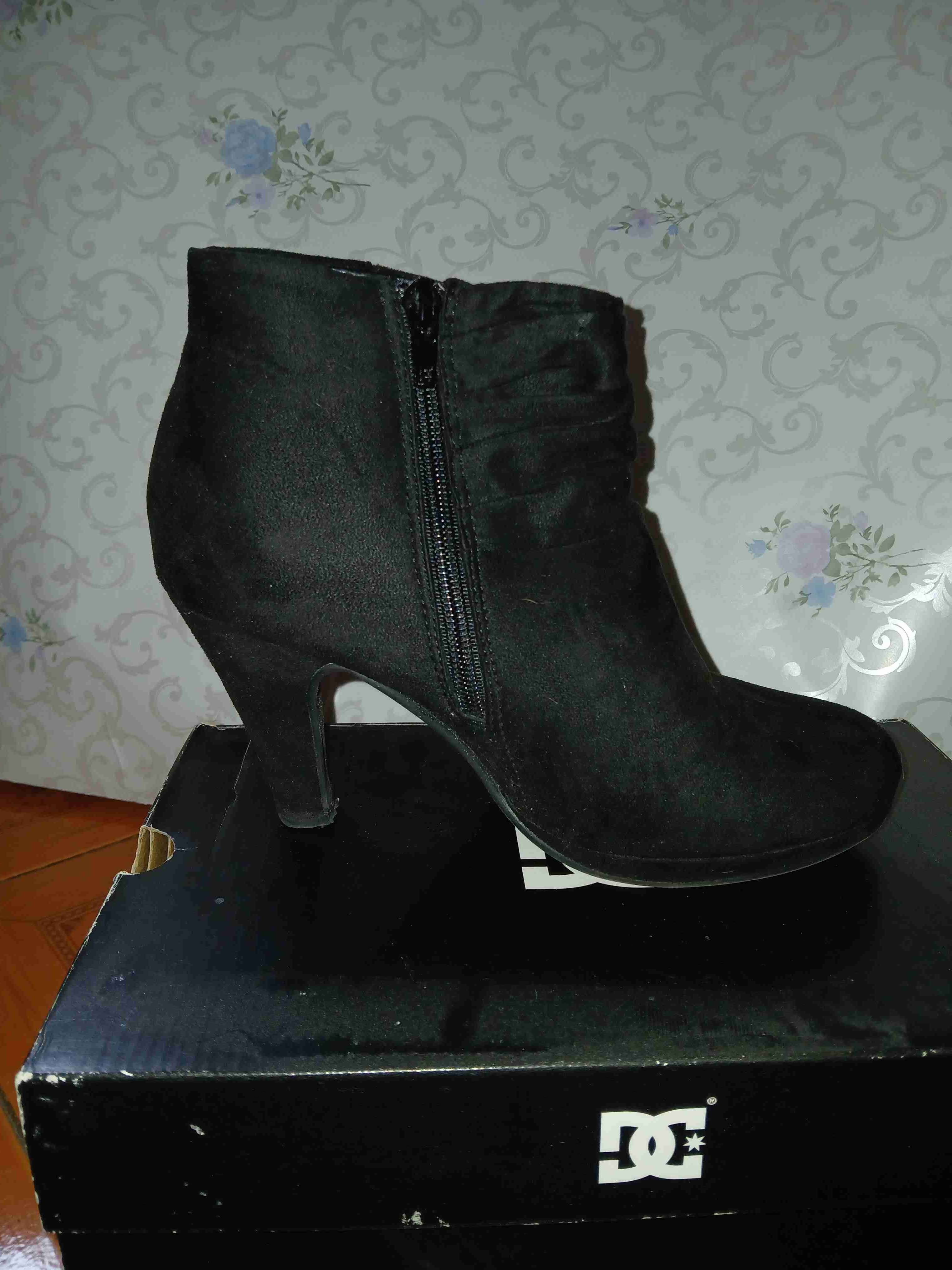 Botines negros DC, Sandalias rosas, botas de cueca - miniatura 2
