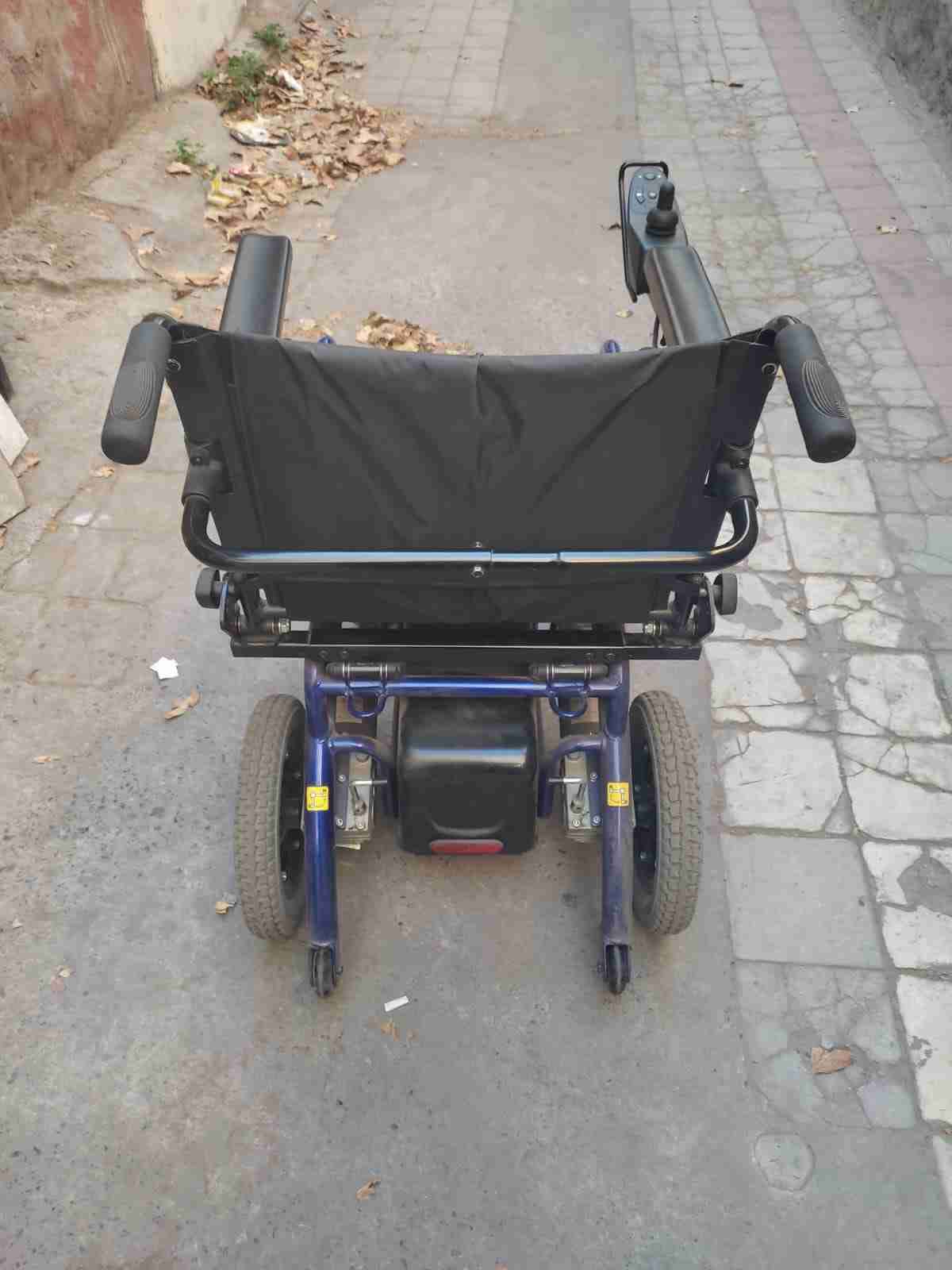 Silla de ruedas eléctrica usada - miniatura 3