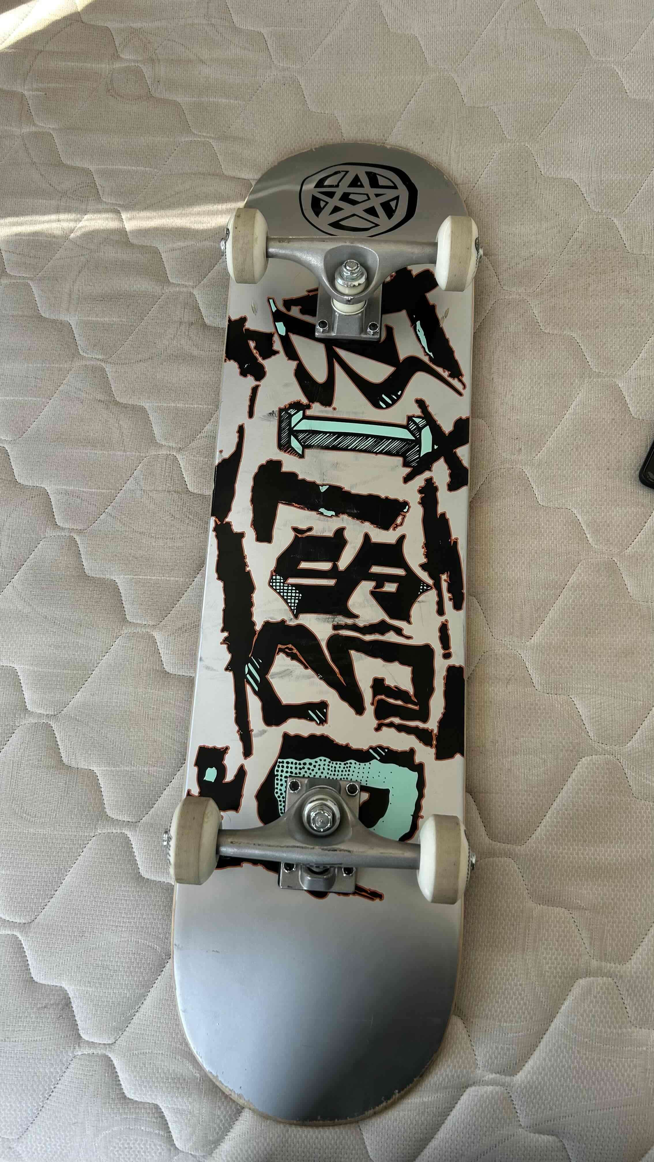Patineta skate diseño gráfico - miniatura 1