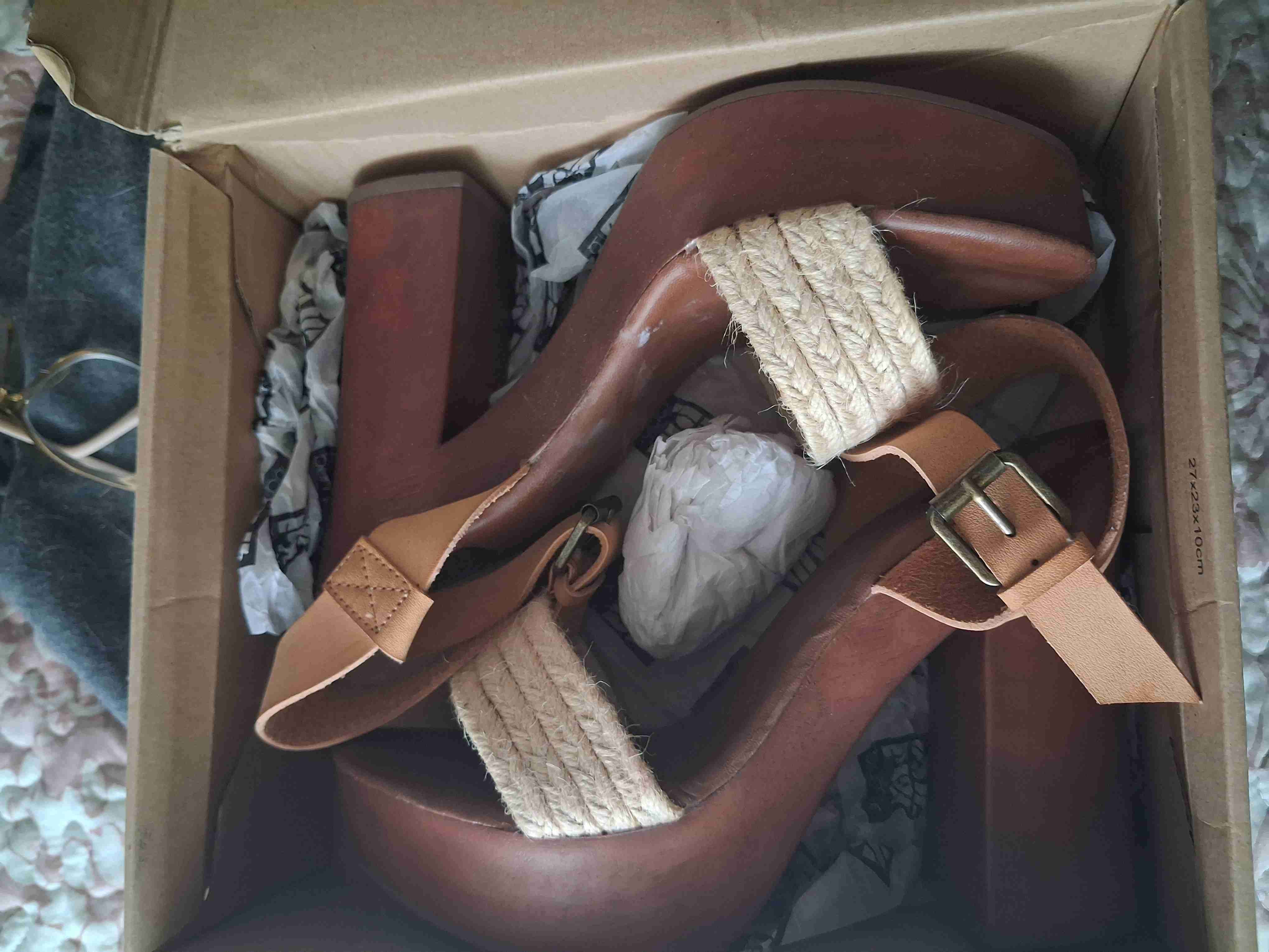 Sandalias beige con hebilla - miniatura 2