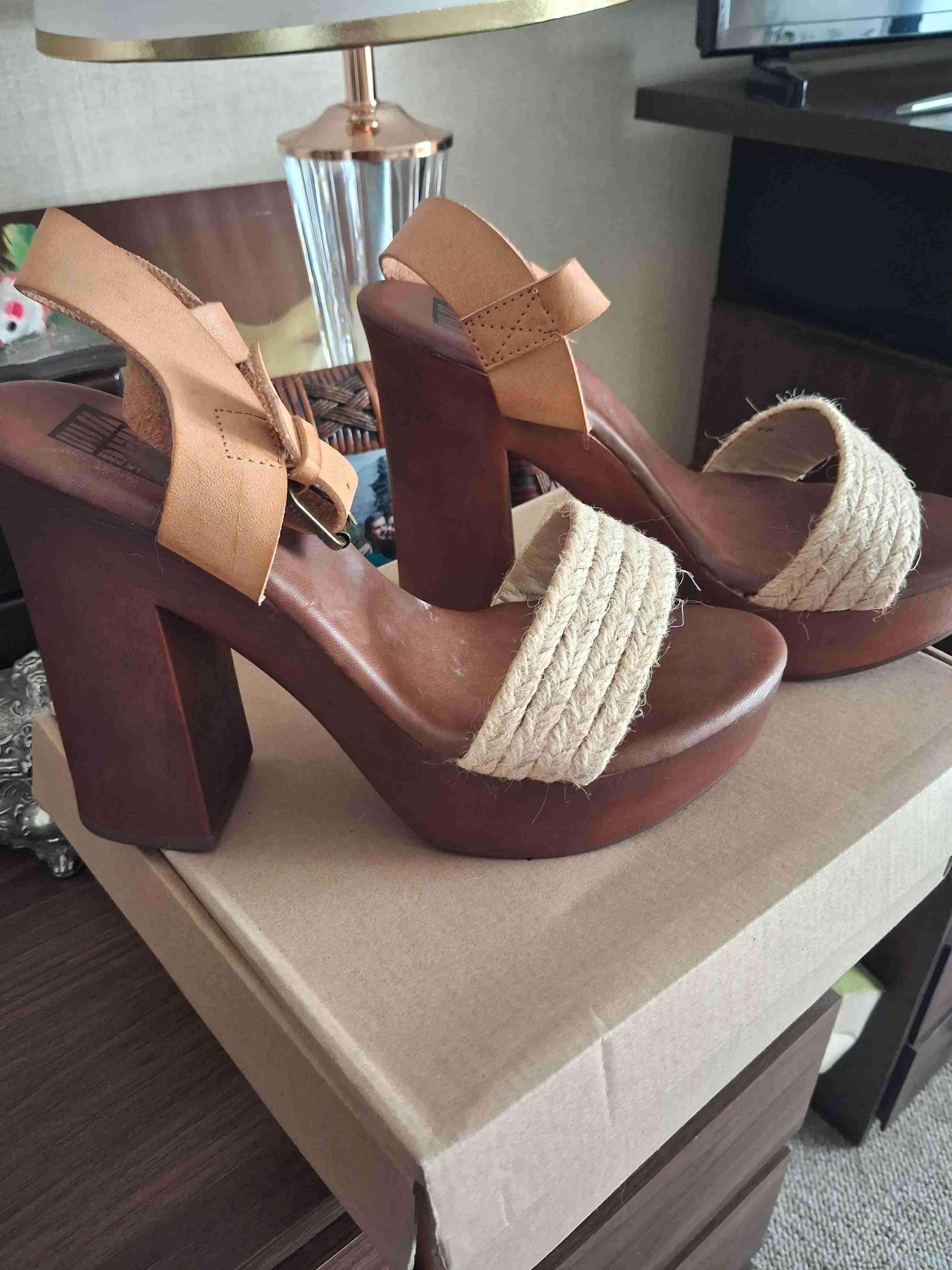 Sandalias beige con hebilla - miniatura 3