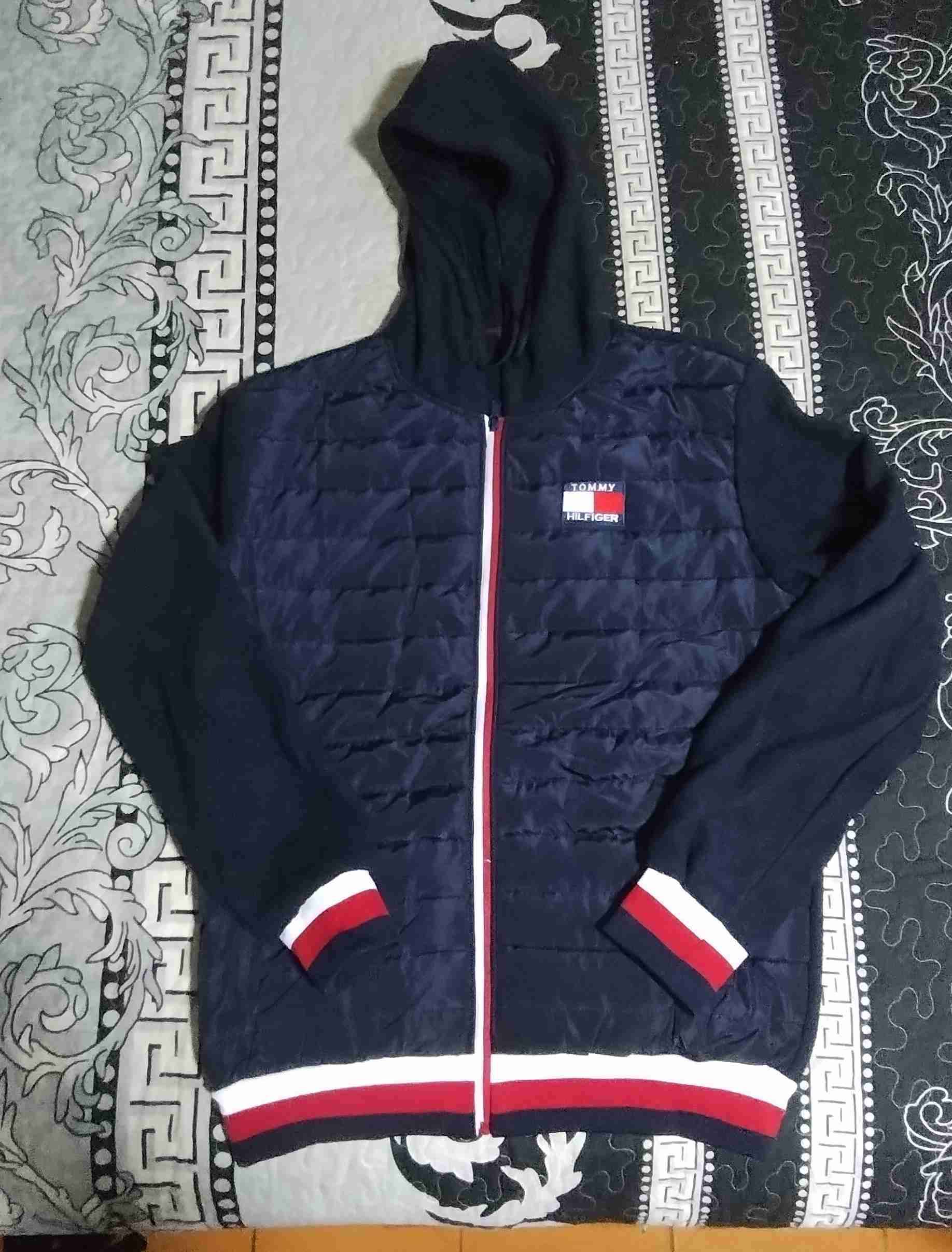 Chaqueta negro con capucha - miniatura 2