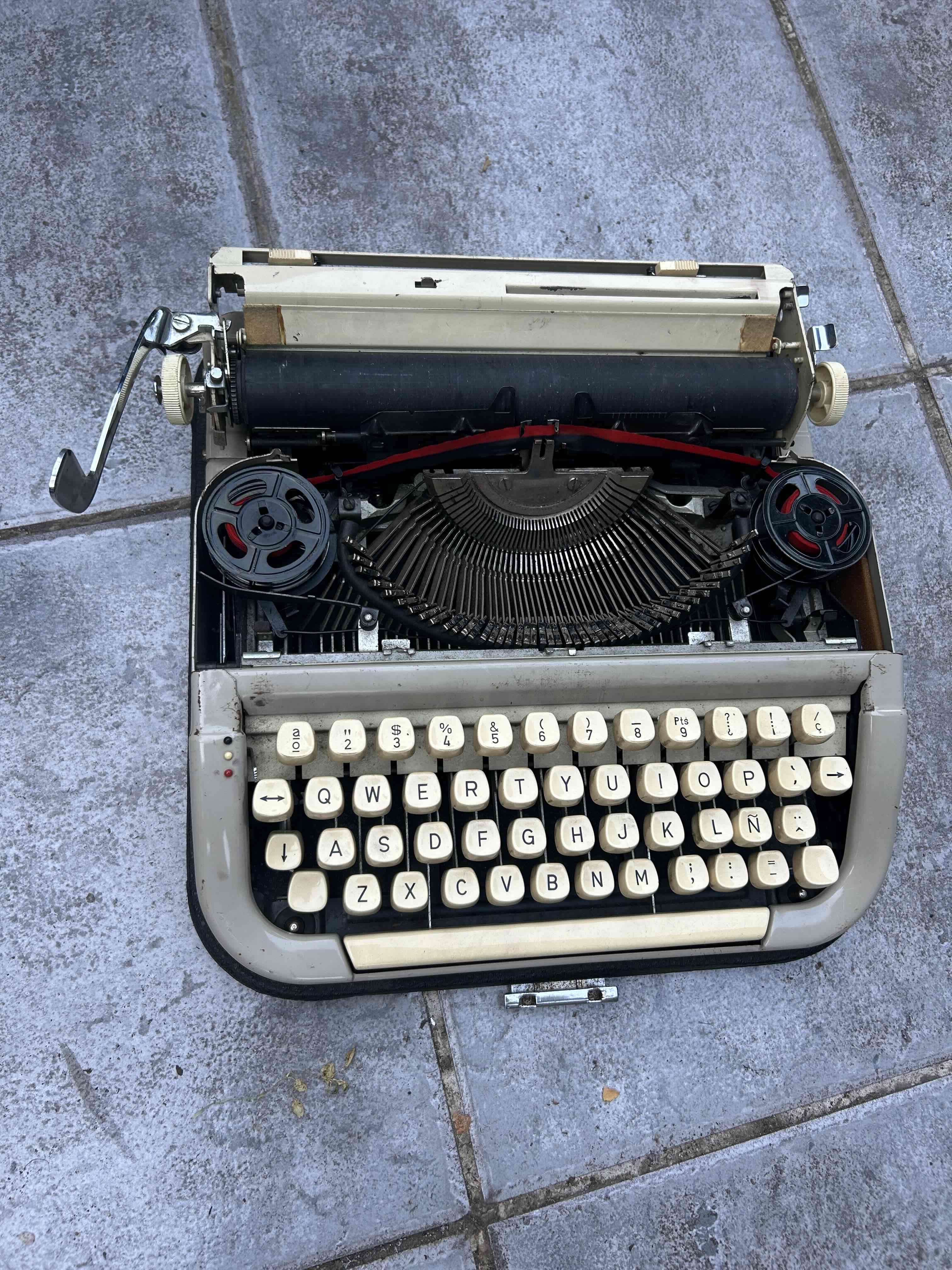 Máquina de escribir vintage beige