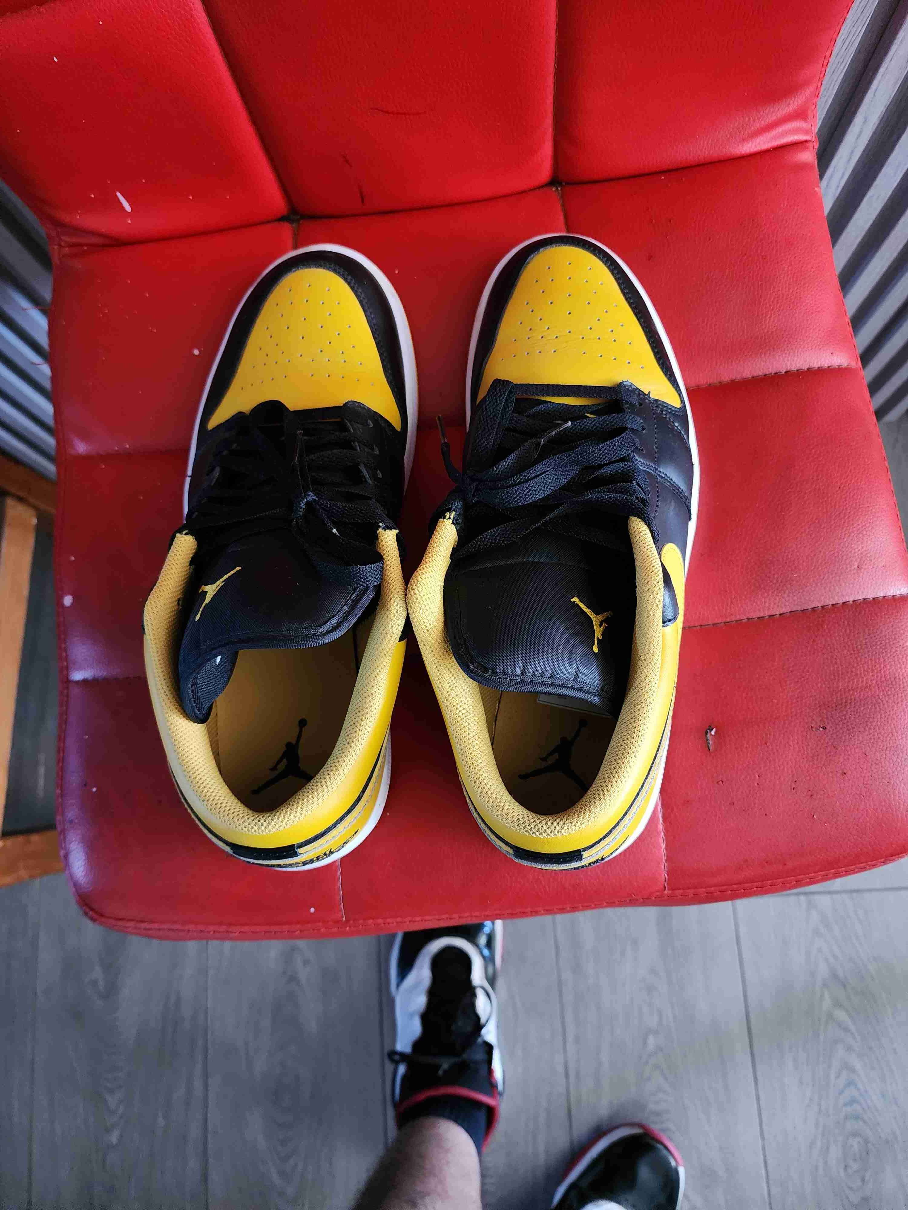 Zapatillas deportivas negras y amarillas - miniatura 2
