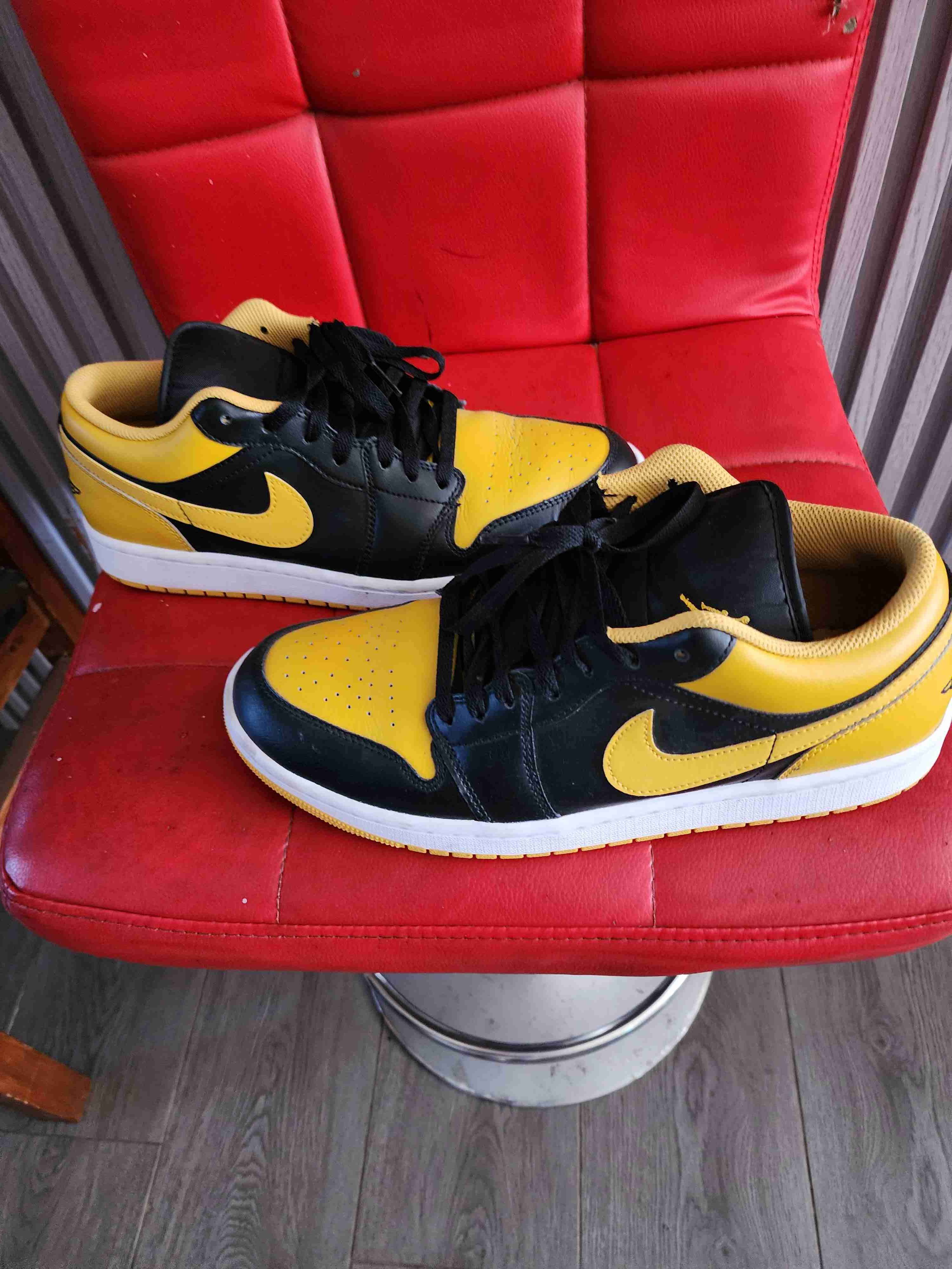 Zapatillas deportivas negras y amarillas - miniatura 3