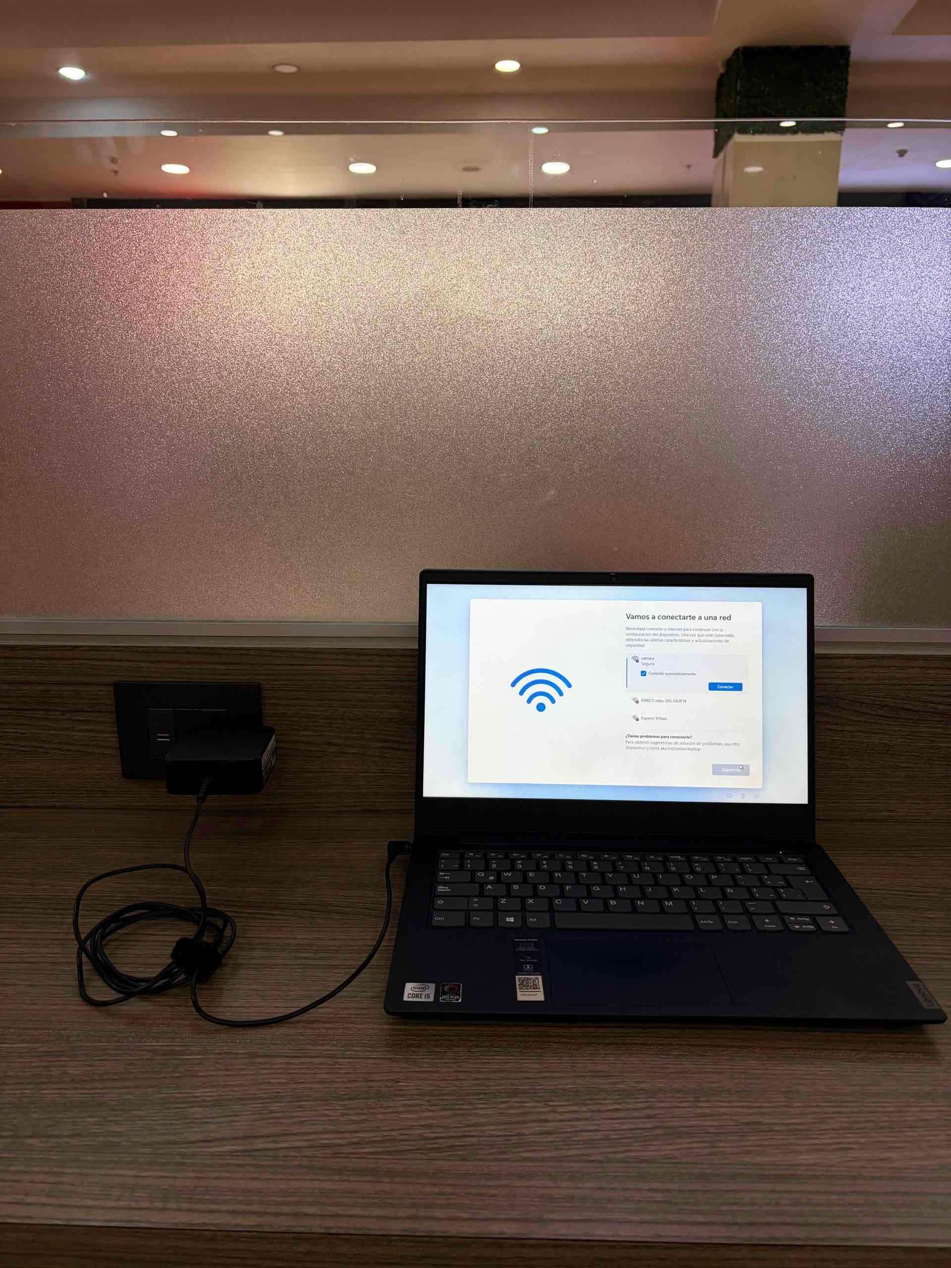 Notebook con pantalla abierta - miniatura 1