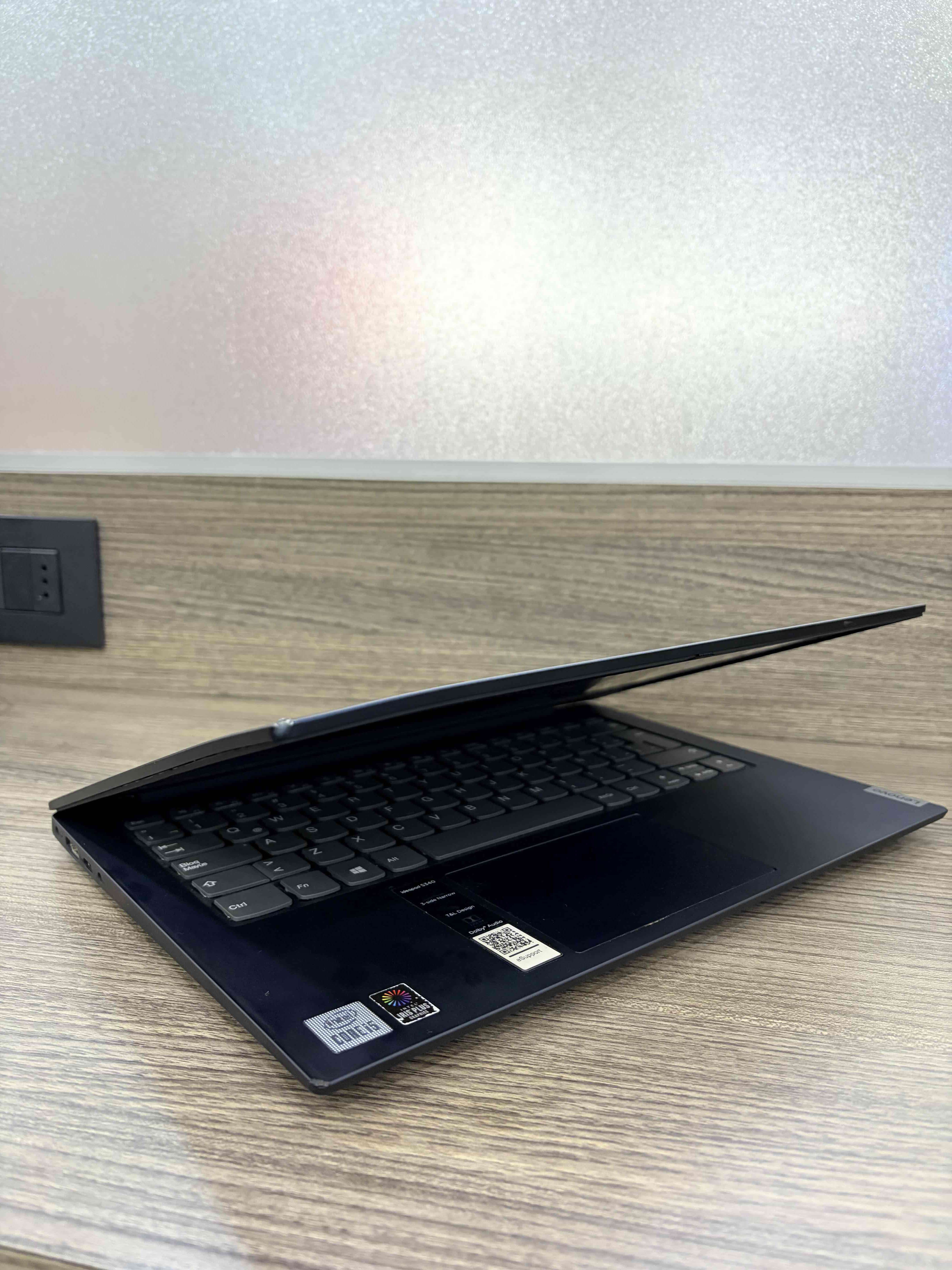 Notebook con pantalla abierta - miniatura 3