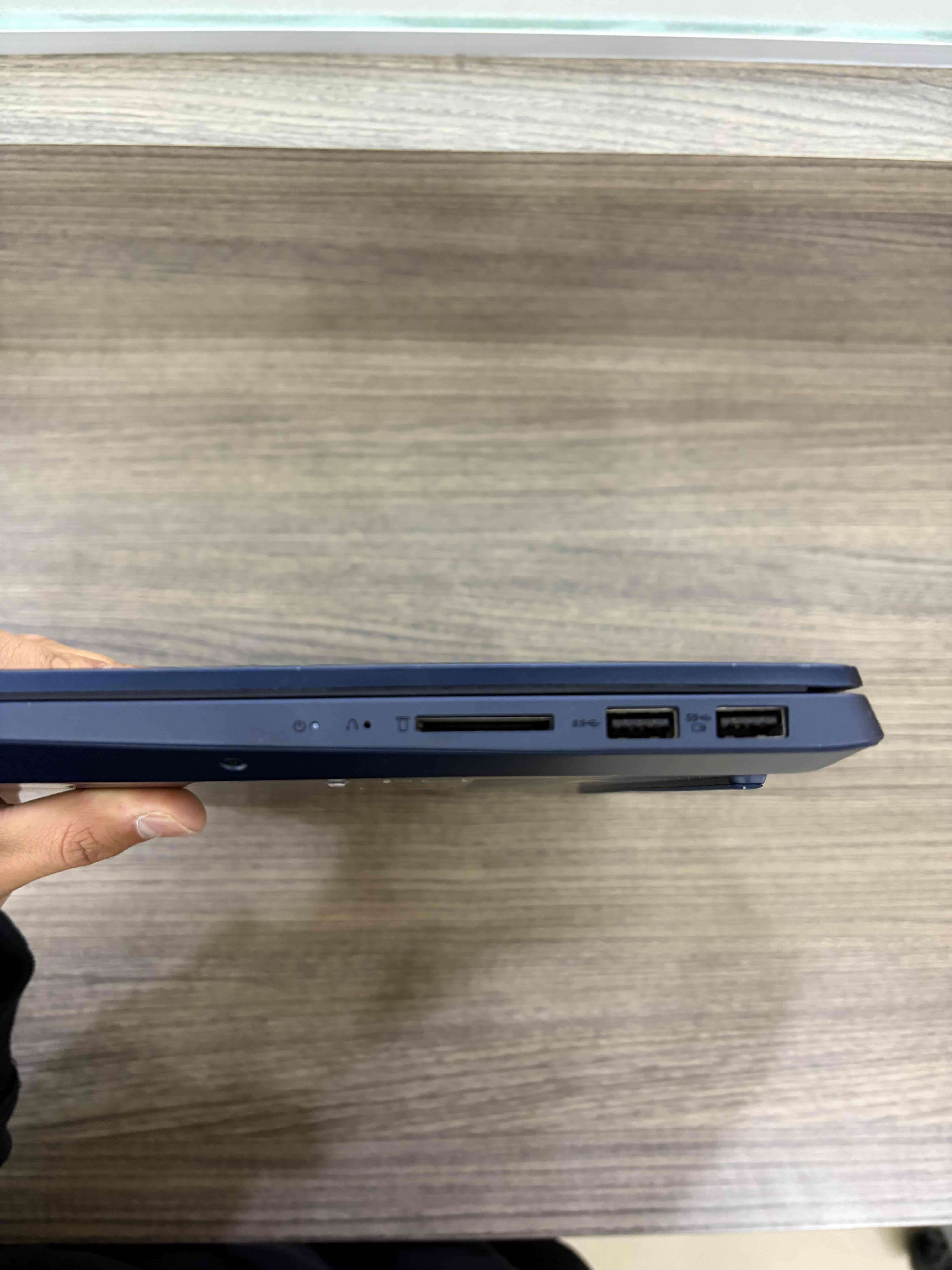 Notebook con pantalla abierta - miniatura 6