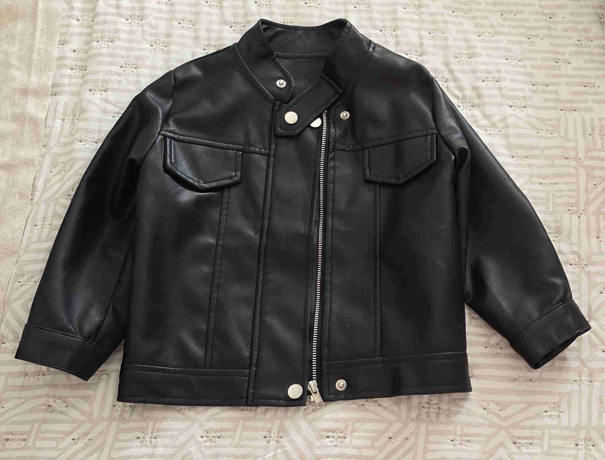 Chaqueta negra de cuerina infantil. Talla 4-6