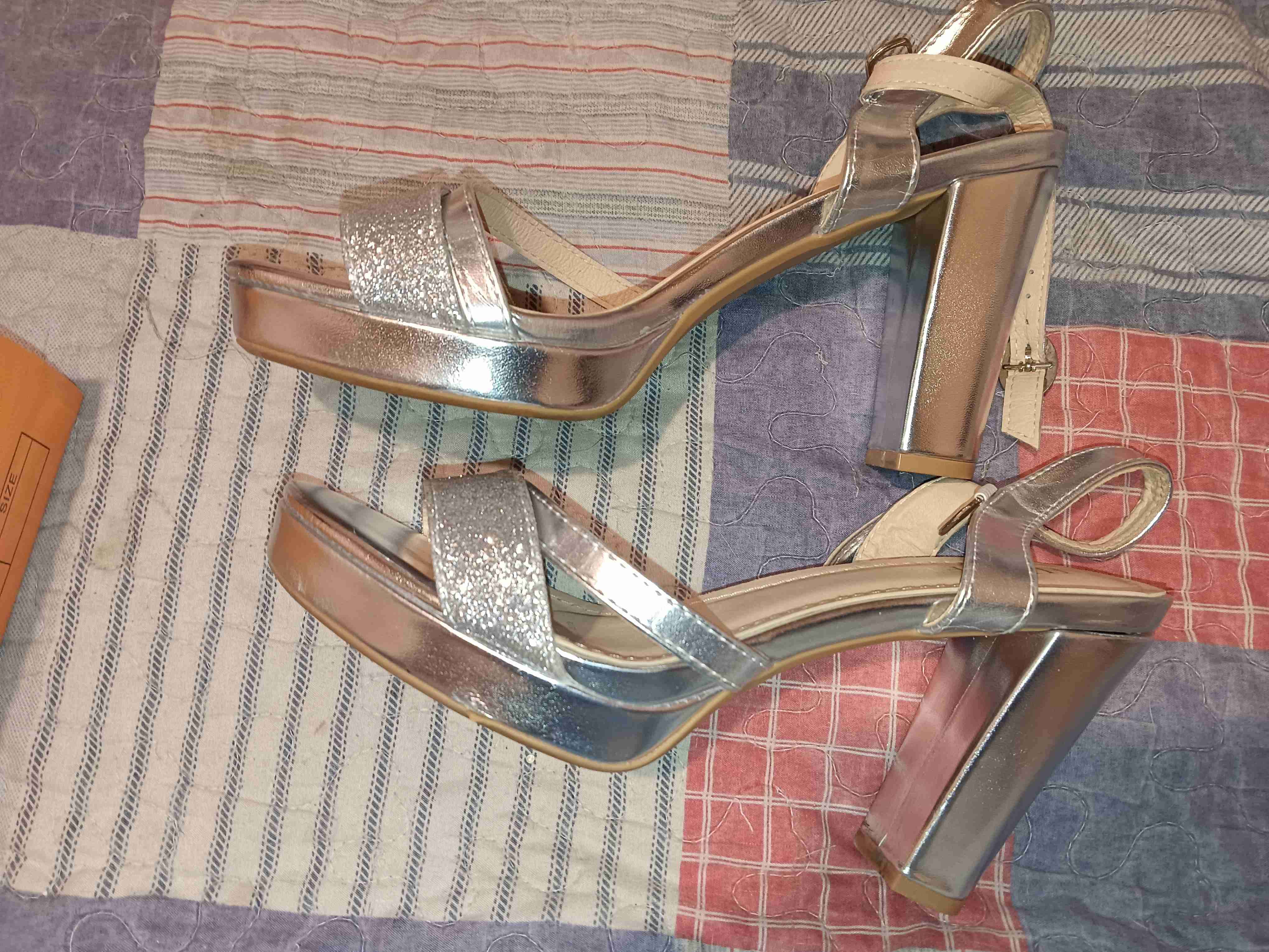 Zapatos de tacón plateados - miniatura 6