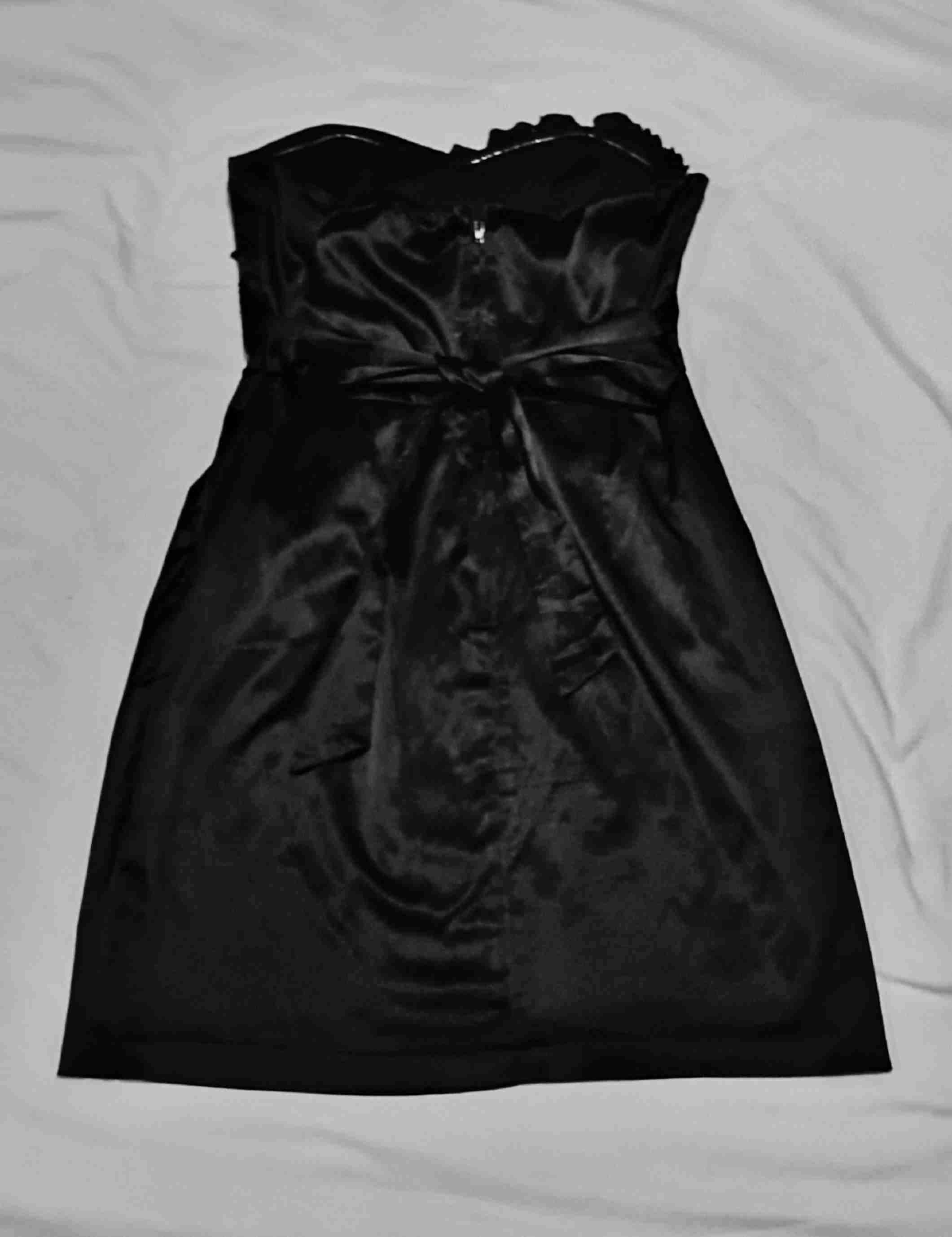 Vestido negro strapless elegante - miniatura 2