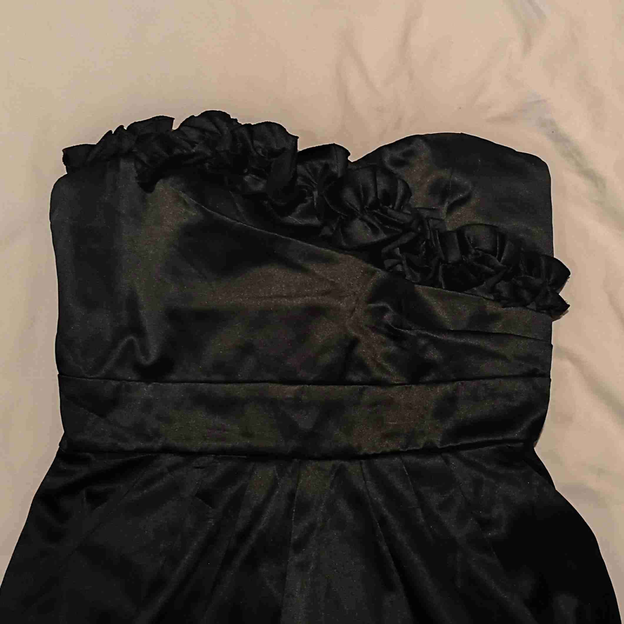 Vestido negro strapless elegante - miniatura 3