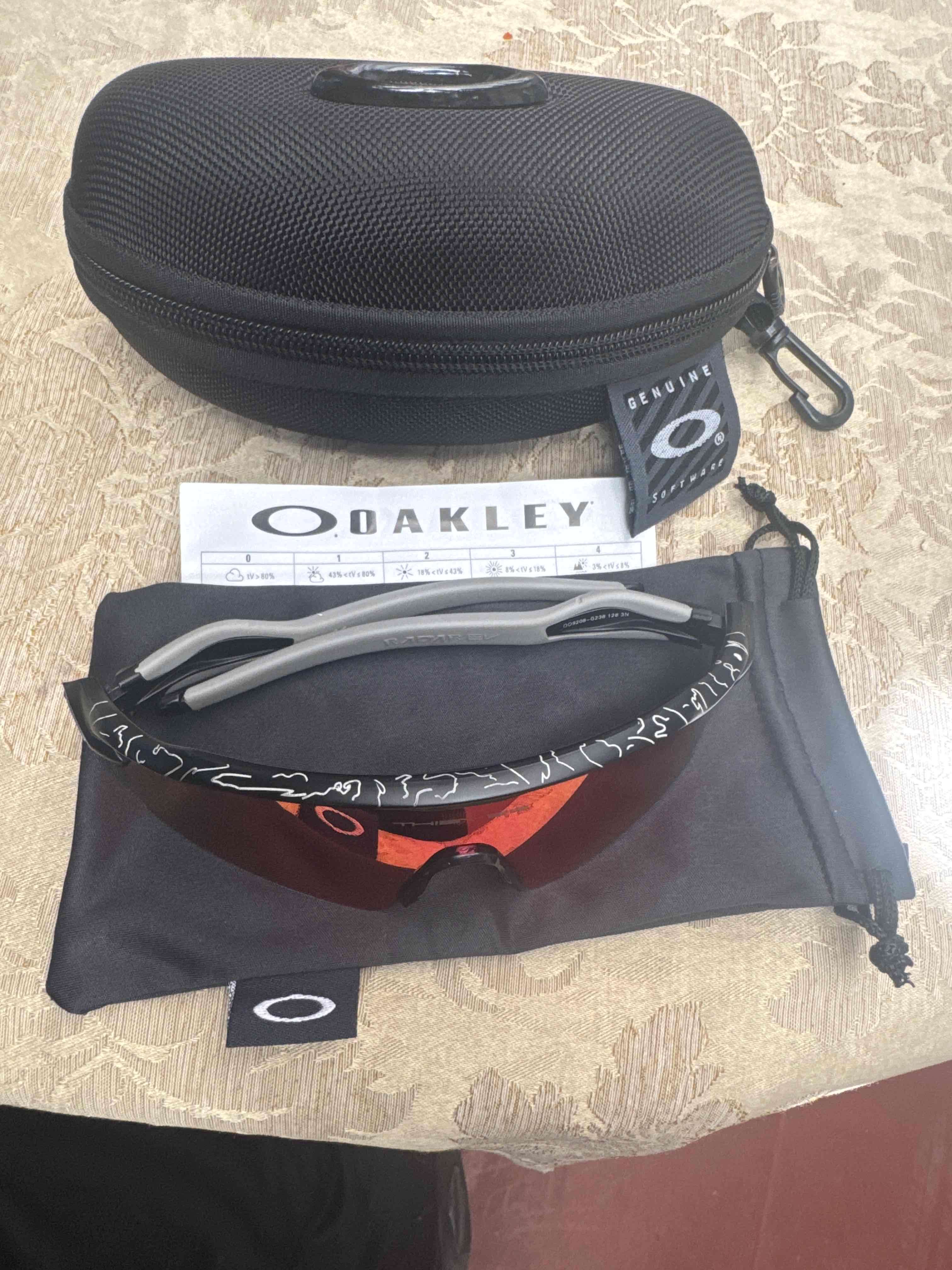 Gafas deportivas Oakley con estuche - miniatura 1