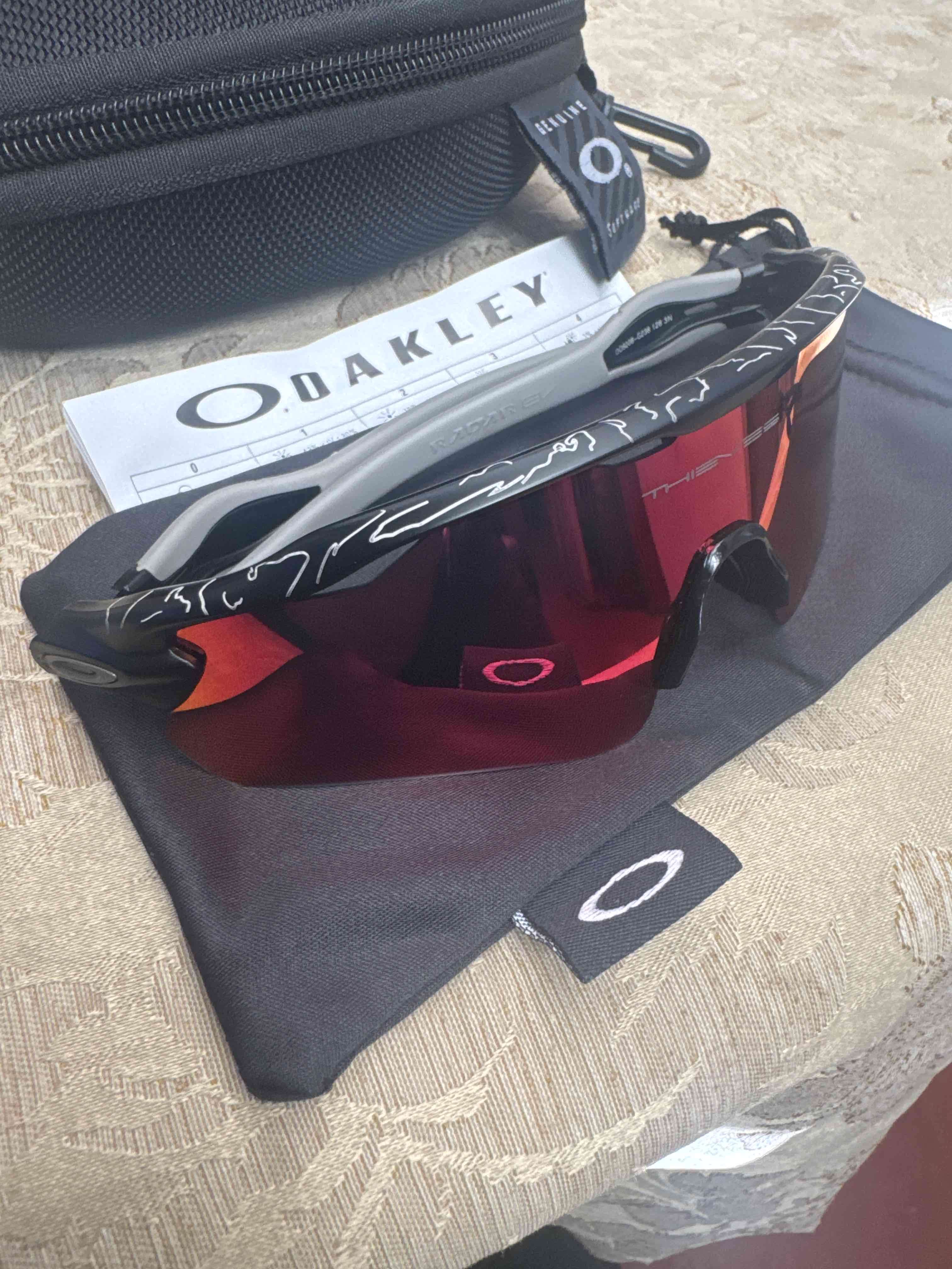 Gafas deportivas Oakley con estuche - miniatura 2