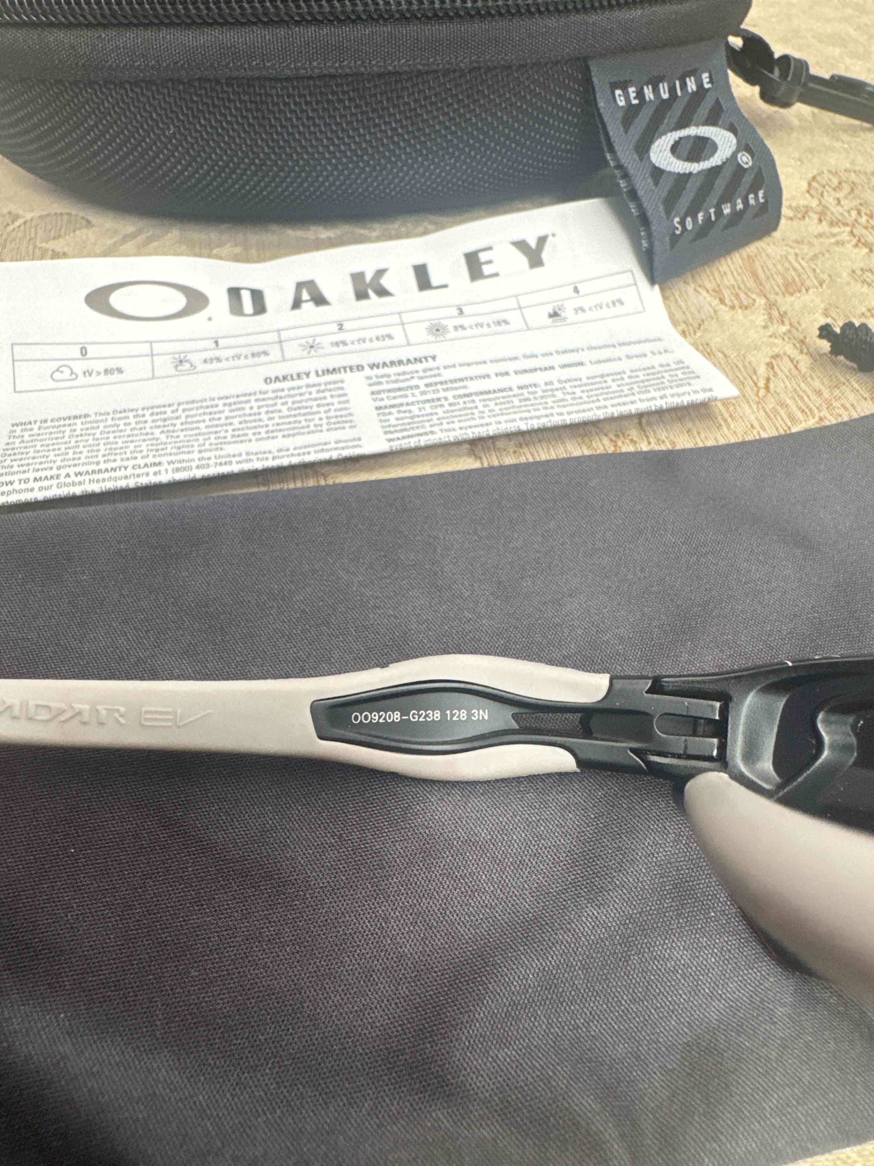 Gafas deportivas Oakley con estuche - miniatura 5