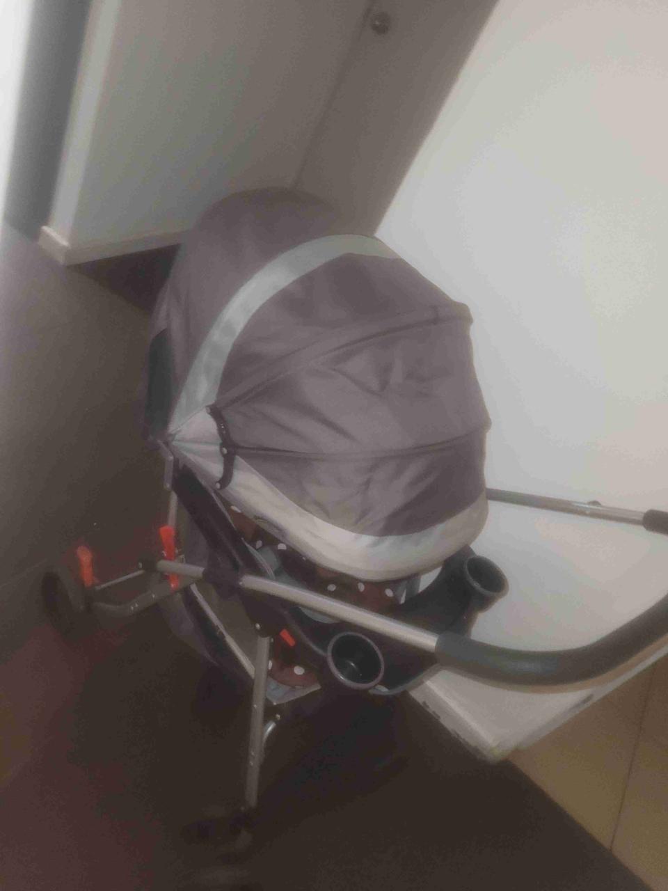 Coche de bebé gris