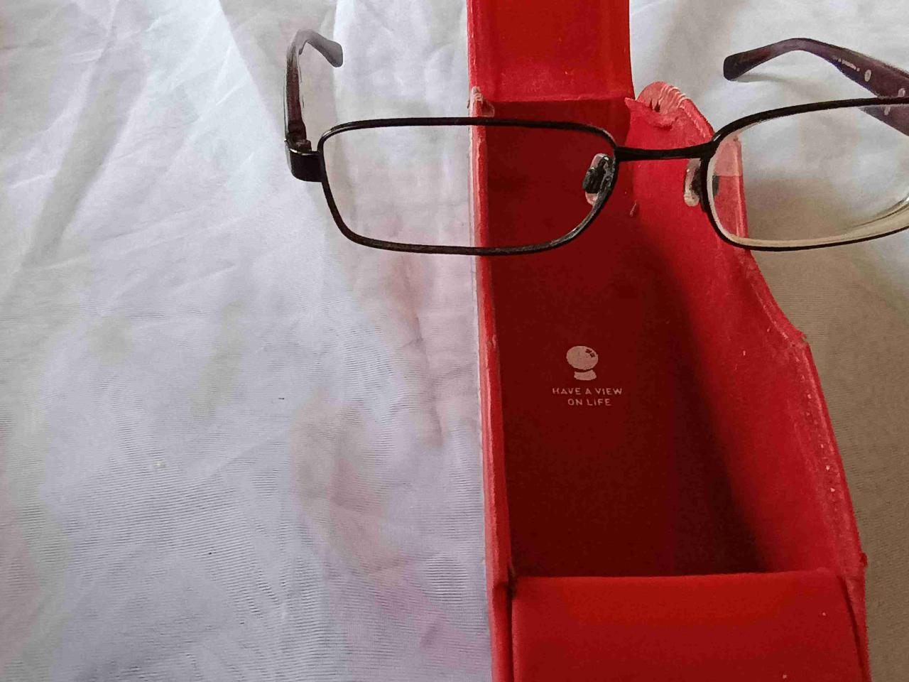 Anteojos con estuche rojo - miniatura 3