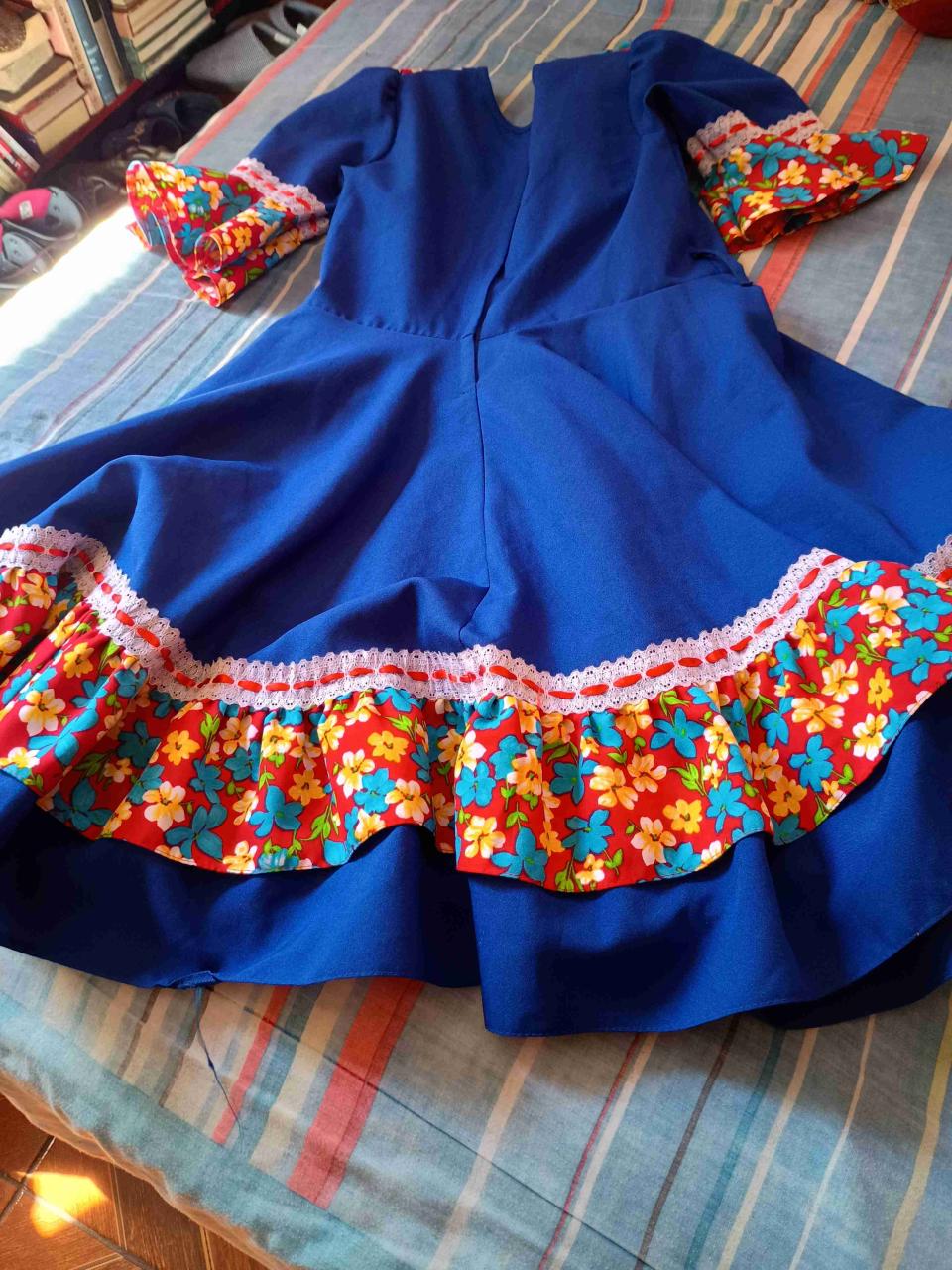 Vestido folklórico azul con flores - miniatura 2