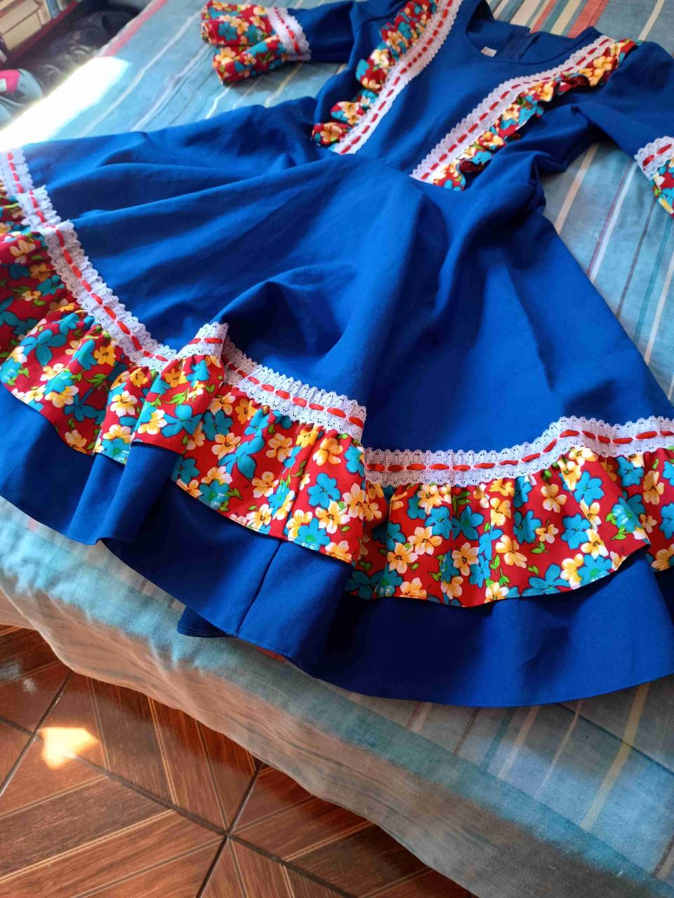 Vestido folklórico azul con flores - miniatura 3