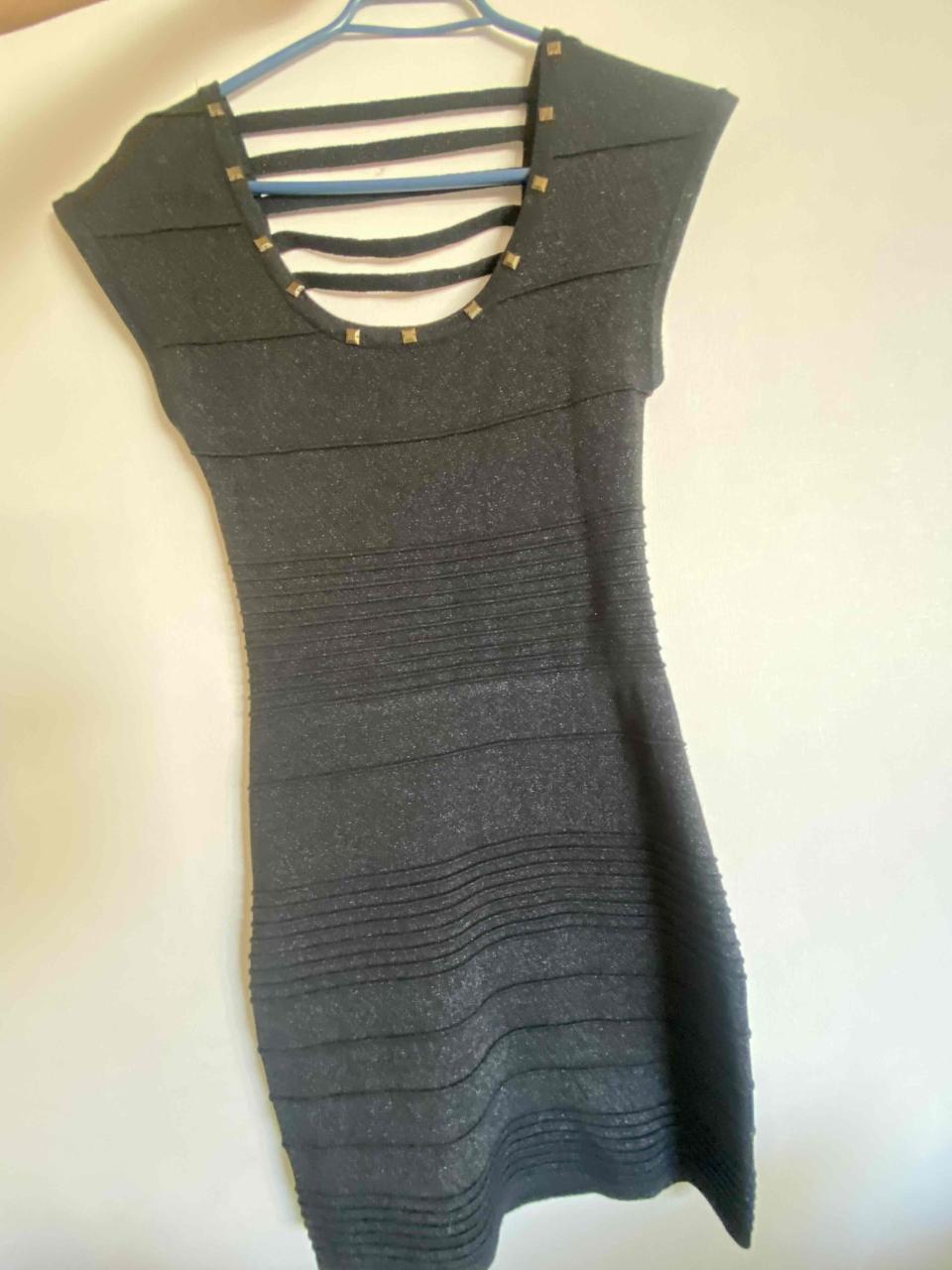 Vestido negro con detalles dorados - miniatura 1