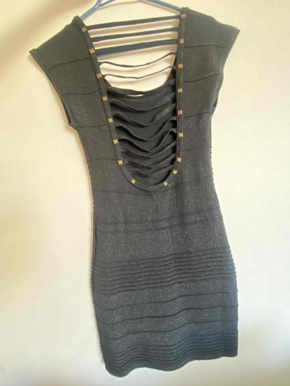 Vestido negro con detalles dorados - miniatura 2